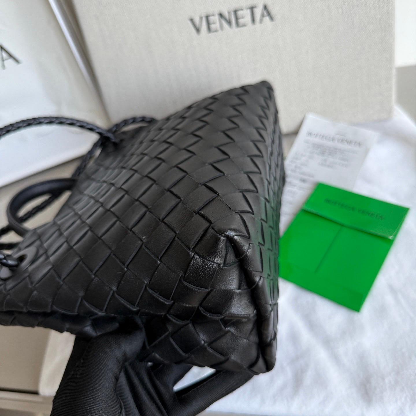 Bottega Veneta Kleine Andiamo Schwarze Intrecciato Handtasche für Damen oder Herren im Angebot