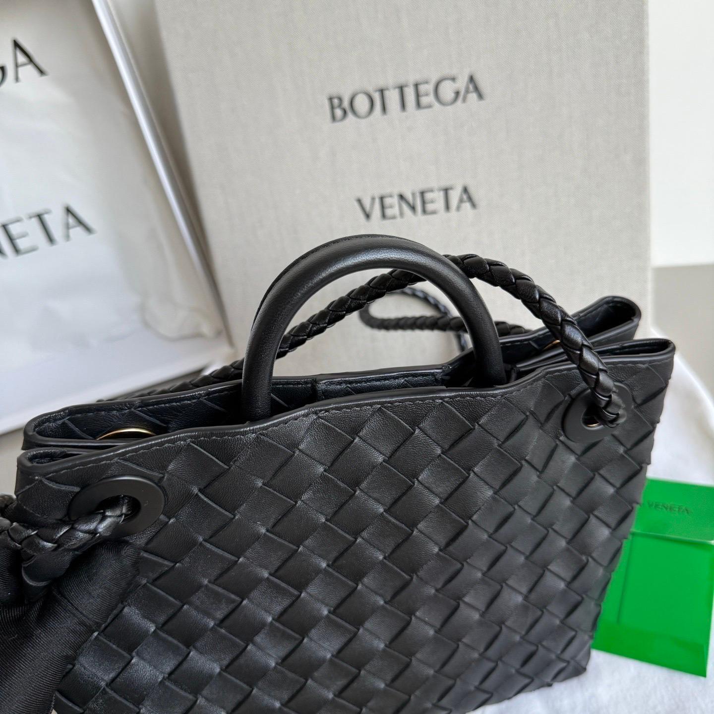 Bottega Veneta Kleine Andiamo Schwarze Intrecciato Handtasche im Angebot 3