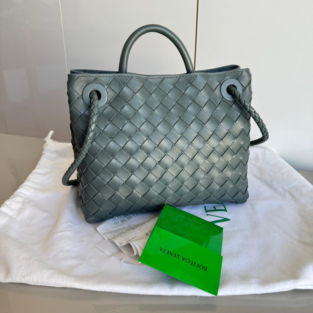 
CONDITION: NEVER WORN


DETAILS: 

Bottega Veneta
Veneta
Color: Dark grey
Material: lambskin
 Lining: Lambskin bonded Intrecciato
Hardware: Brass finish
Dimensions
• Height: 20 cm  7.9
