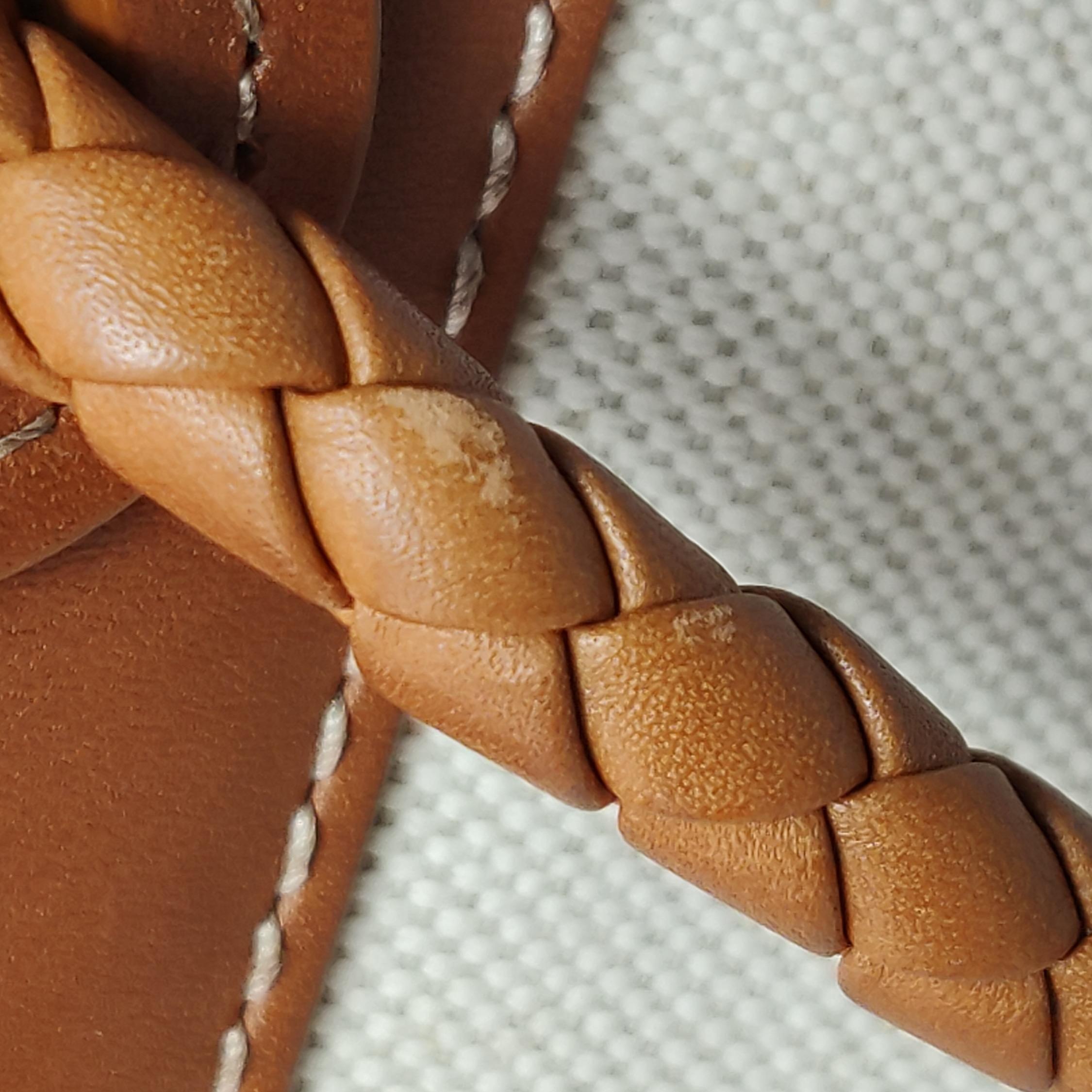 Bottega Veneta Kleine Andiamo Handtasche aus braunem Leder und beigem Segeltuch im Angebot 5