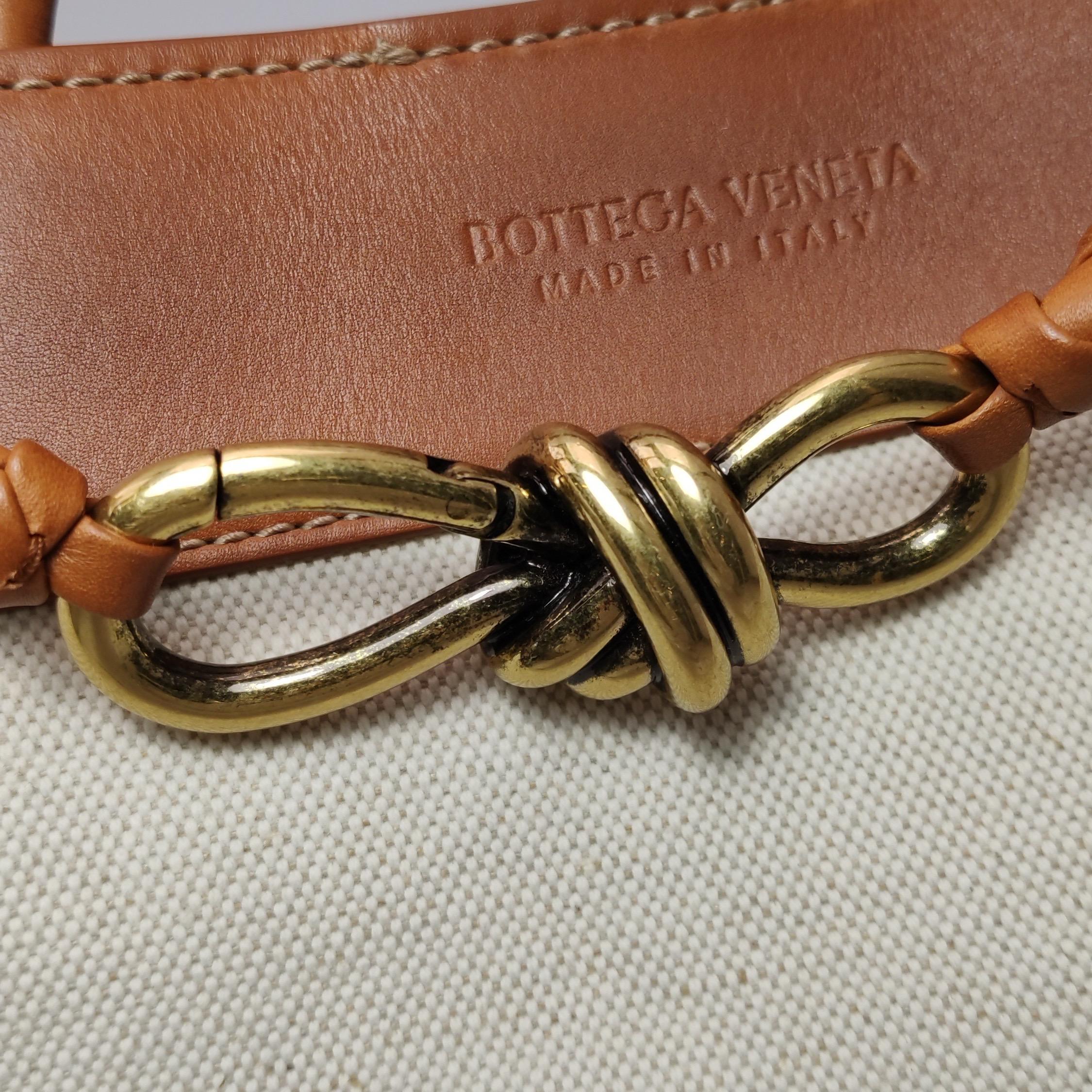 Bottega Veneta Kleine Andiamo Handtasche aus braunem Leder und beigem Segeltuch im Angebot 6
