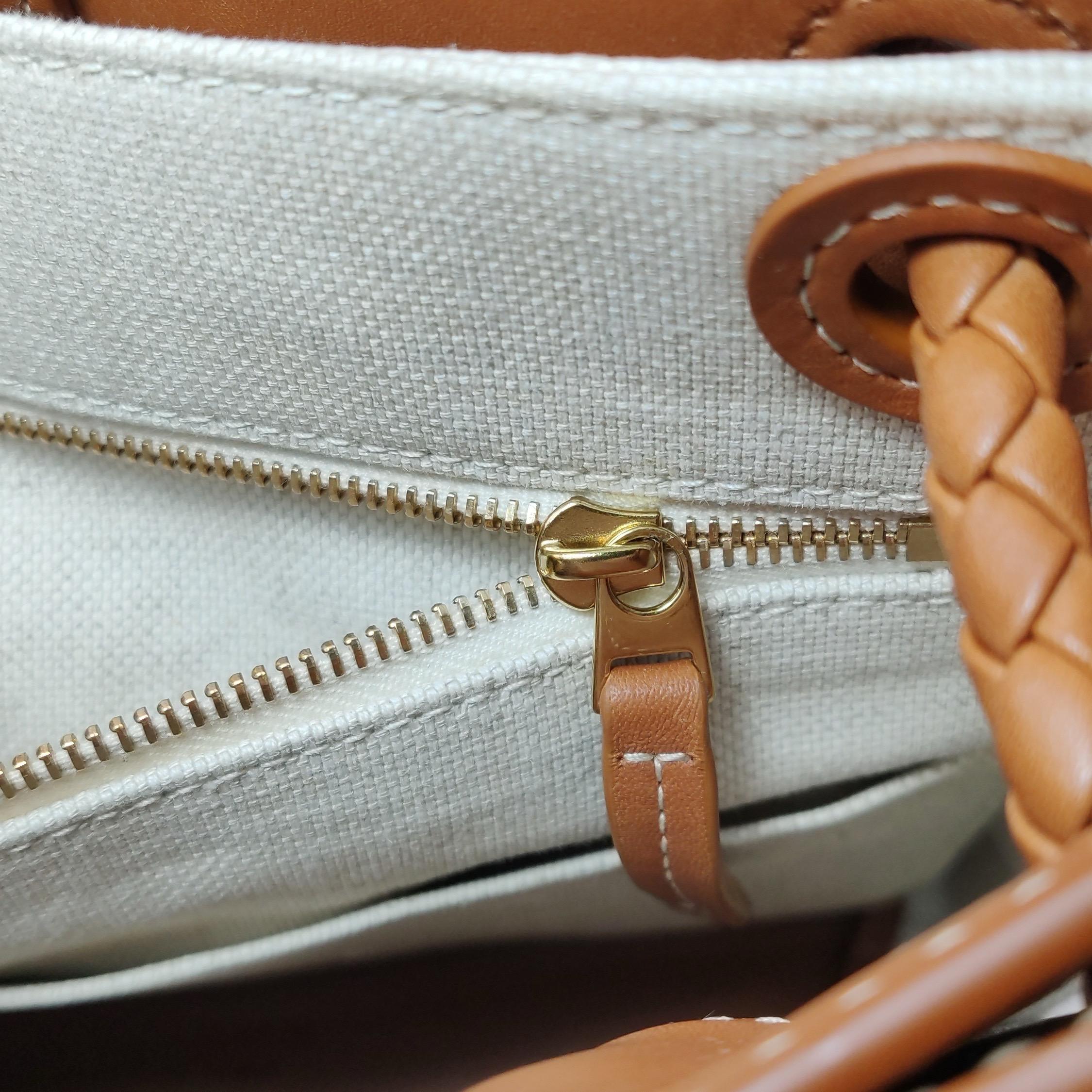 Bottega Veneta Kleine Andiamo Handtasche aus braunem Leder und beigem Segeltuch im Angebot 10