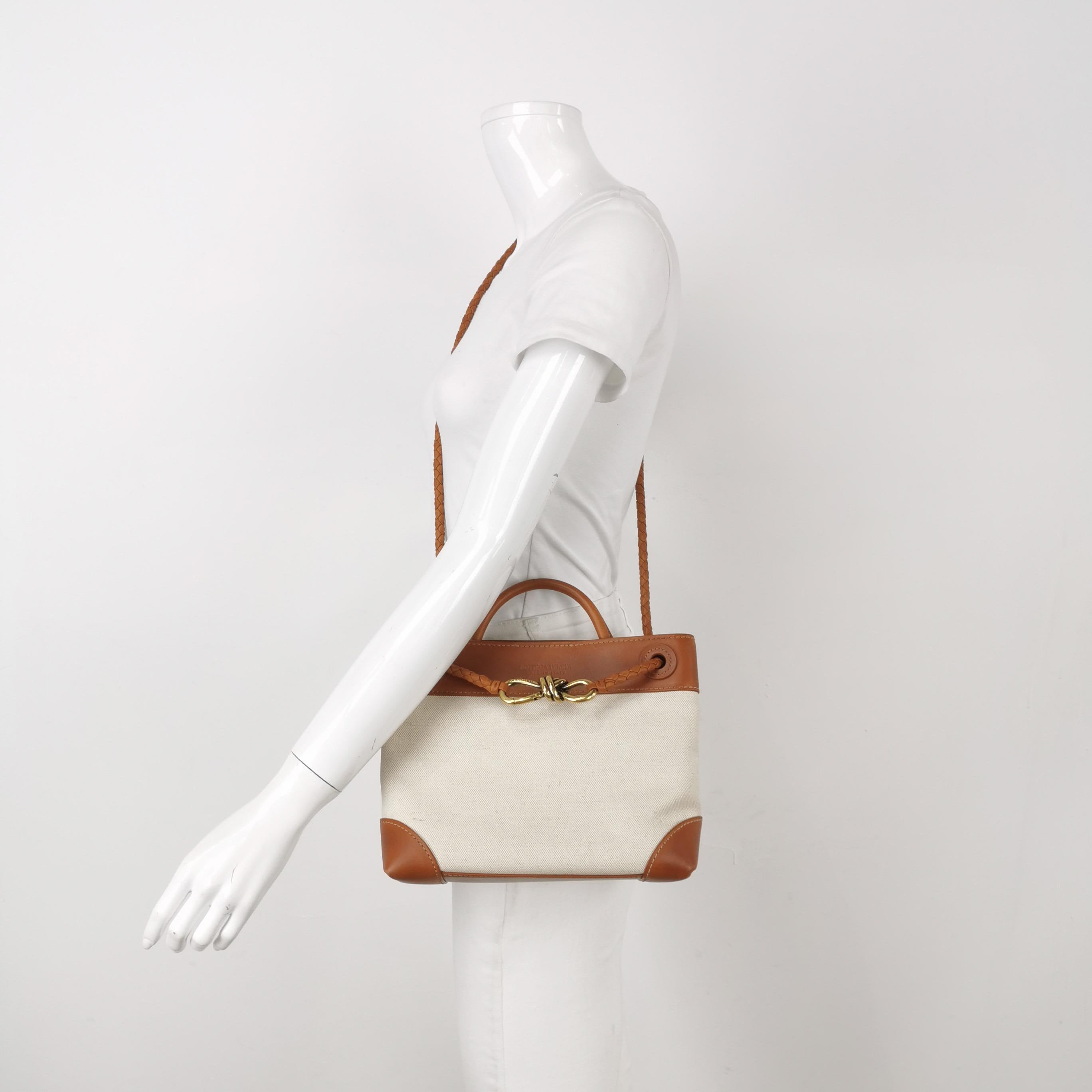 Bottega Veneta Kleine Andiamo Handtasche aus braunem Leder und beigem Segeltuch
Dies sind professionelle Fotos der tatsächlich von Luxbags angebotenen Tasche.
Diese Bottega Veneta Convertible Tote Bag ist ein außergewöhnliches Stück Luxus, gefertigt