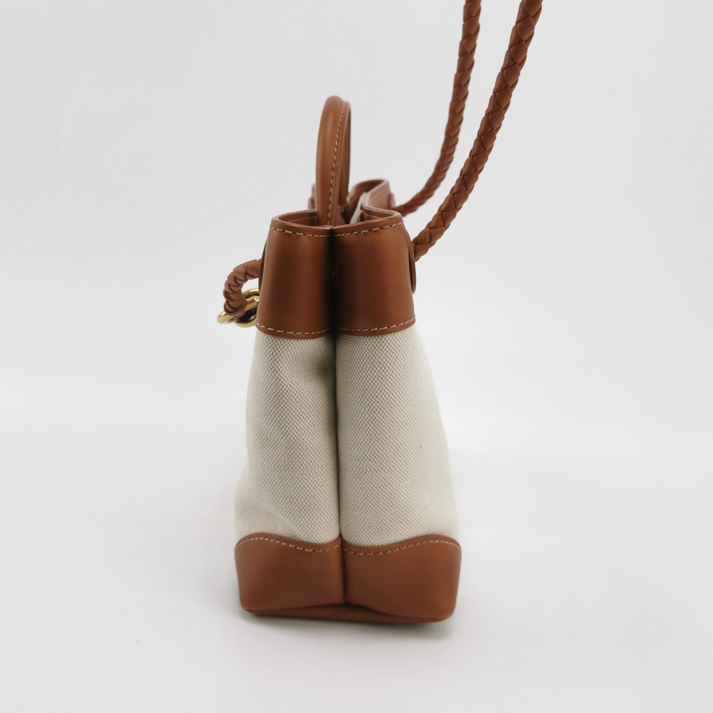 Bottega Veneta Kleine Andiamo Handtasche aus braunem Leder und beigem Segeltuch (Braun) im Angebot