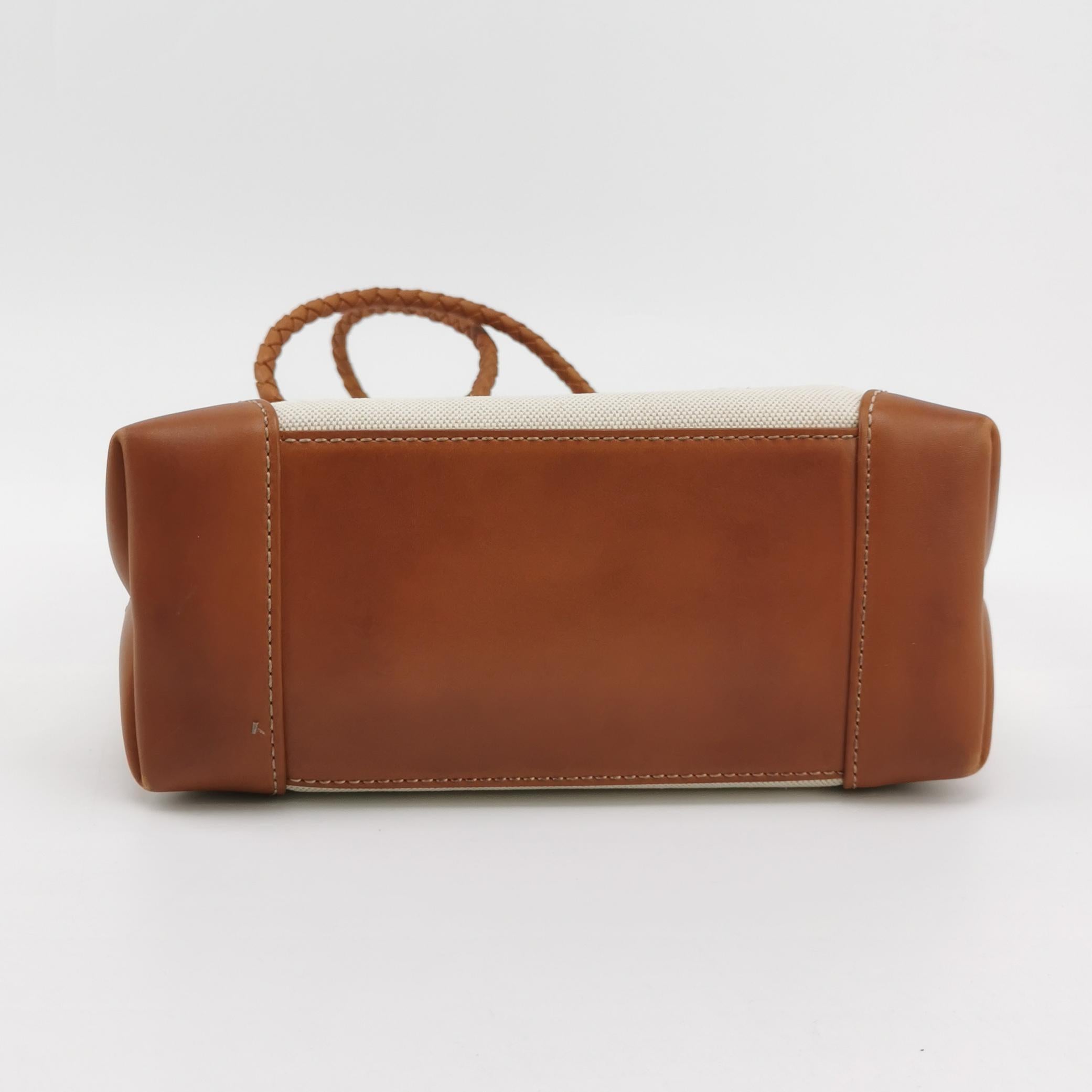 Bottega Veneta Kleine Andiamo Handtasche aus braunem Leder und beigem Segeltuch im Zustand „Hervorragend“ im Angebot in AUBERVILLIERS, FR