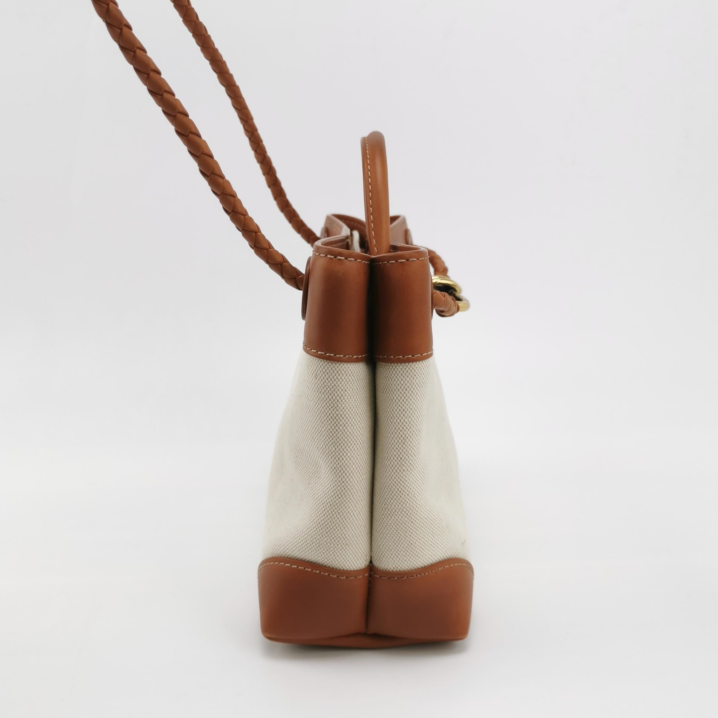 Bottega Veneta Kleine Andiamo Handtasche aus braunem Leder und beigem Segeltuch im Angebot 1