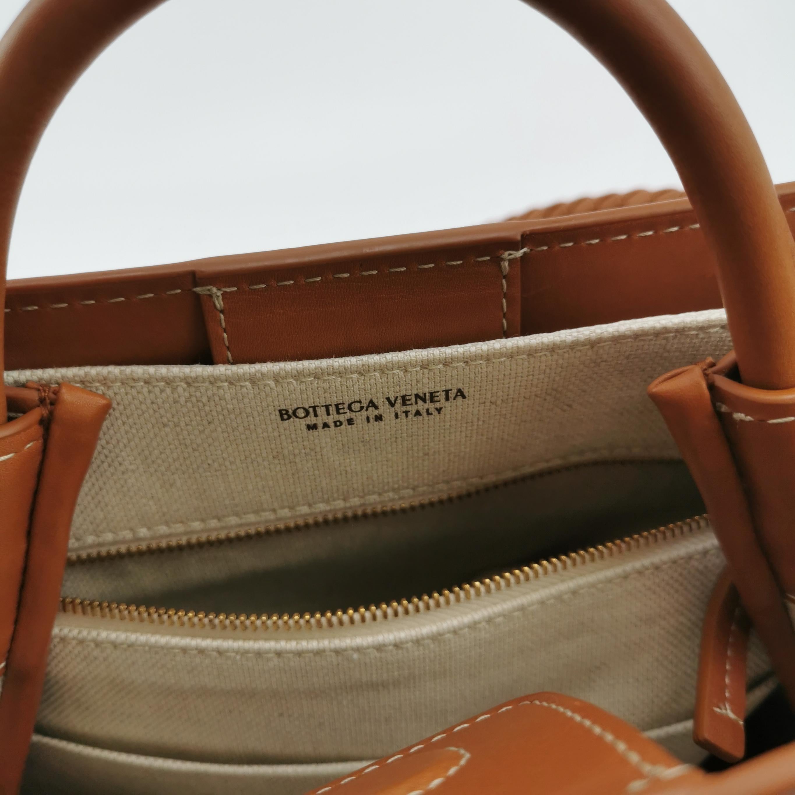 Bottega Veneta Kleine Andiamo Handtasche aus braunem Leder und beigem Segeltuch im Angebot 2