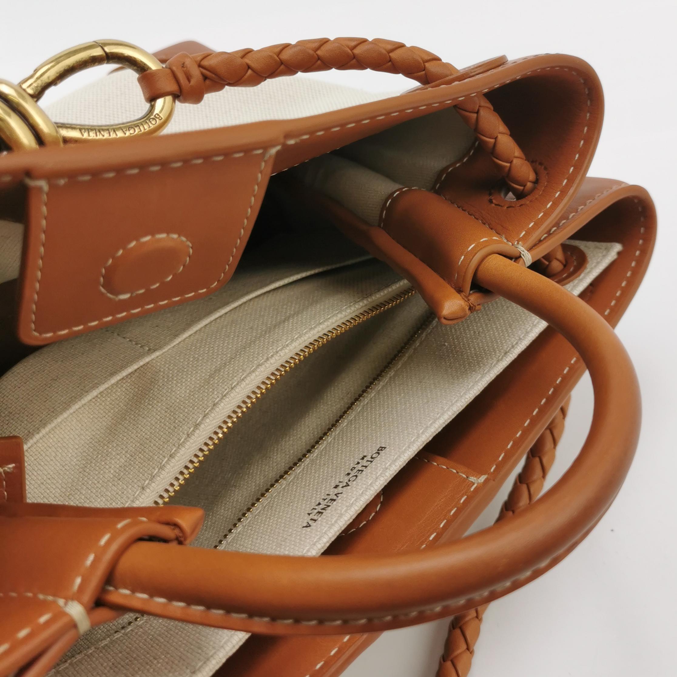 Bottega Veneta Kleine Andiamo Handtasche aus braunem Leder und beigem Segeltuch im Angebot 3