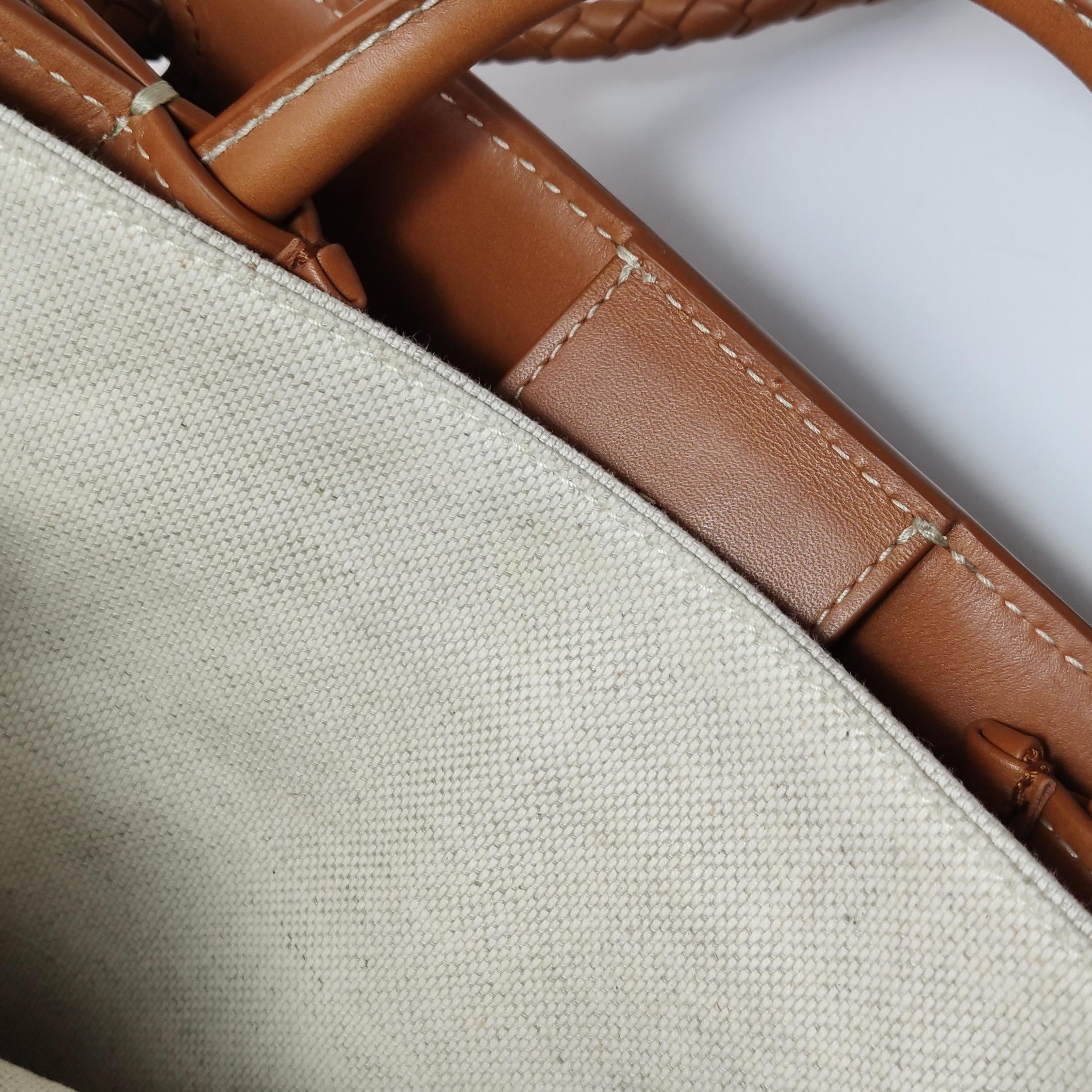 Bottega Veneta Kleine Andiamo Handtasche aus braunem Leder und beigem Segeltuch im Angebot 4