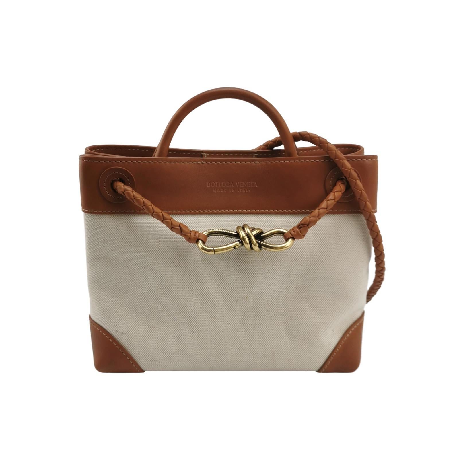 Bottega Veneta Kleine Andiamo Handtasche aus braunem Leder und beigem Segeltuch im Angebot