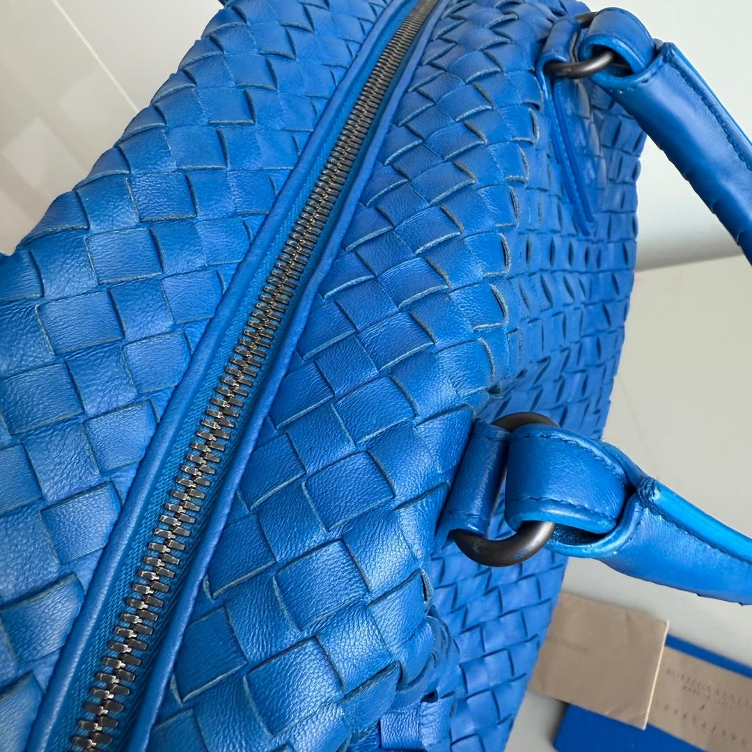 Bottega Veneta Small Convertible Tote Bag Blue Leather 40cm For Sale 8