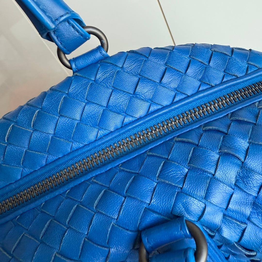 Bottega Veneta Small Convertible Tote Bag Blue Leather 40cm For Sale 9