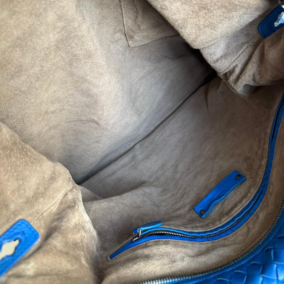 Bottega Veneta Small Convertible Tote Bag Blue Leather 40cm For Sale 10