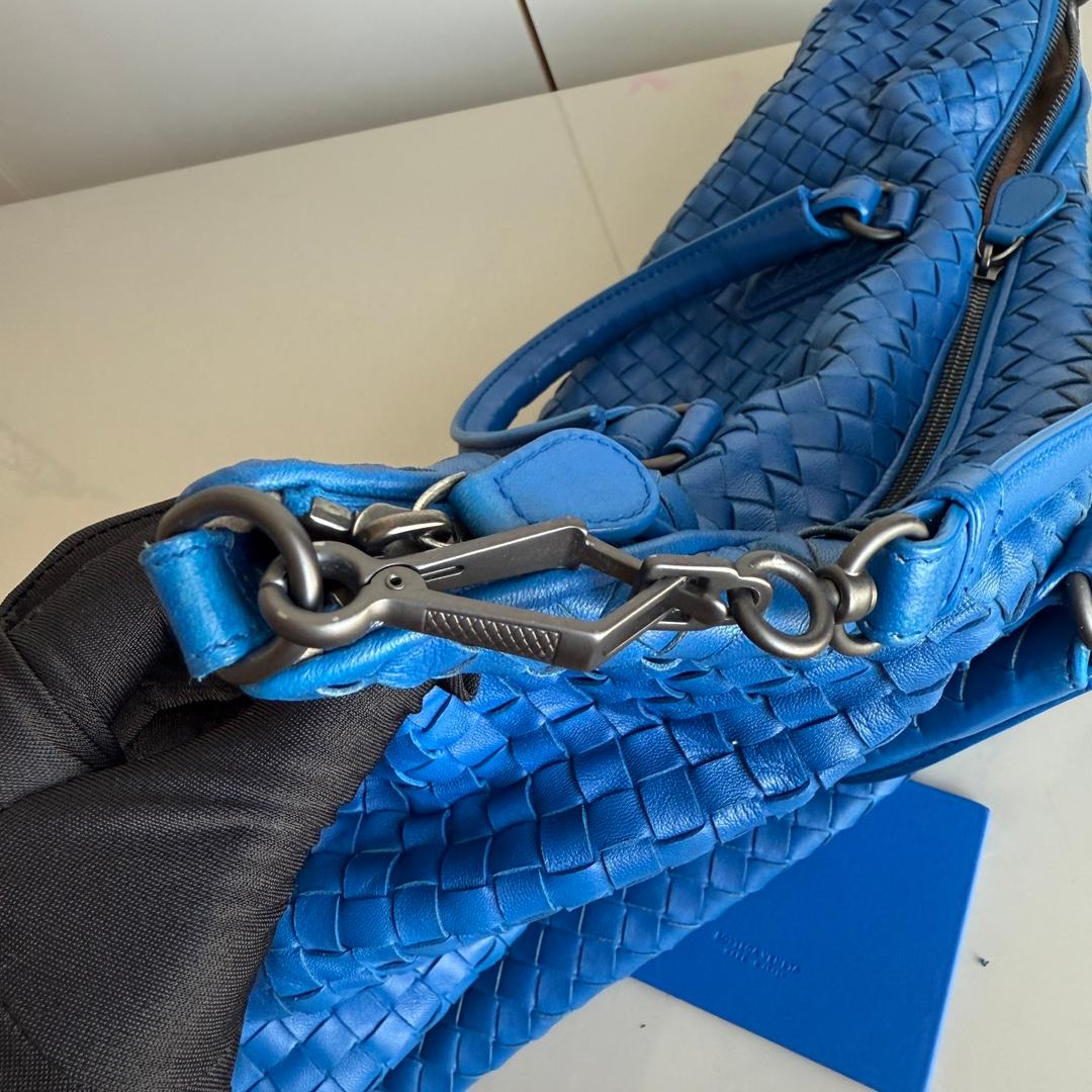 Bottega Veneta Small Convertible Tote Bag Blue Leather 40cm For Sale 14