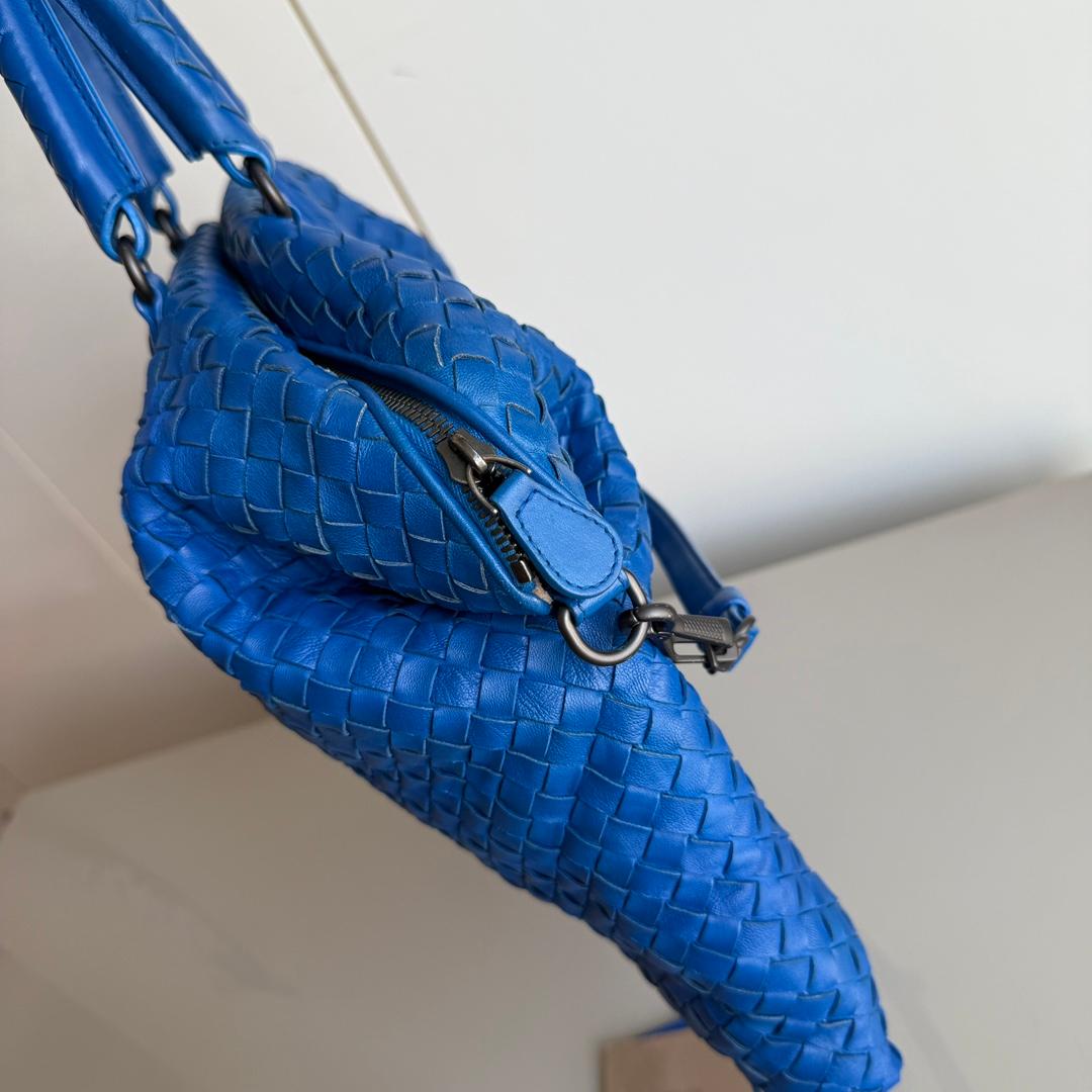 This Bottega Veneta Convertible Tote Bag is an exceptional piece of luxury, crafted from iconic lambskin leather with the instantly recognizable Intrecciato weave. This bag is roomy enough for all your essentials. Carry it by hand, on the shoulder