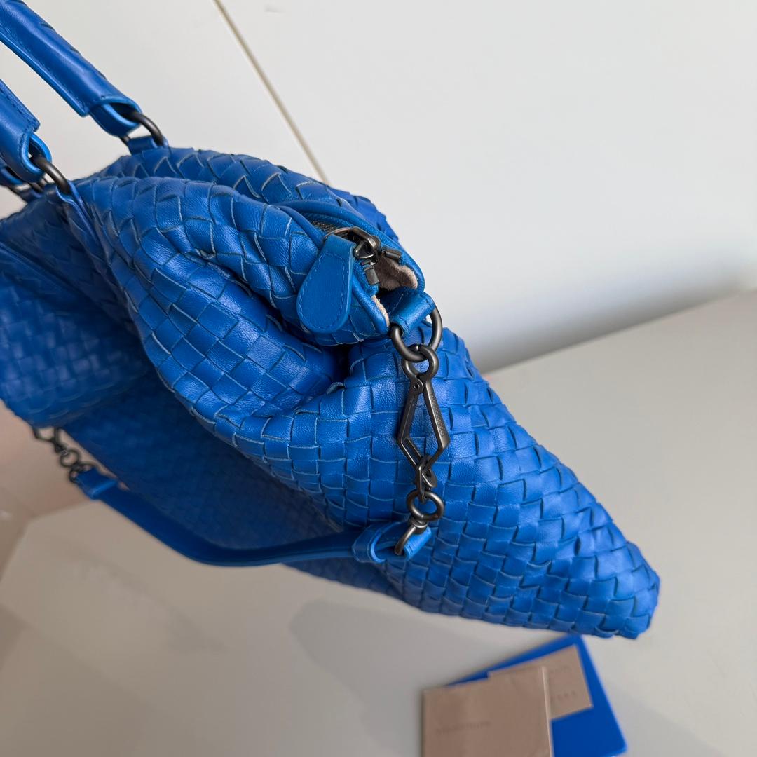 Bottega Veneta Small Convertible Tote Bag Blue Leather 40cm In Excellent Condition For Sale In AUBERVILLIERS, FR