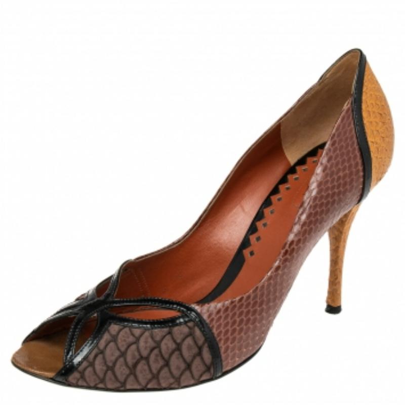 Rien n'est plus extraordinaire qu'un style aussi polyvalent. Cette paire d'escarpins signée Bottega Venetta arbore un superbe extérieur sculpté dans du cuir gaufré en peau de serpent multicolore et du cuir verni, ainsi qu'une coupe peep-toe