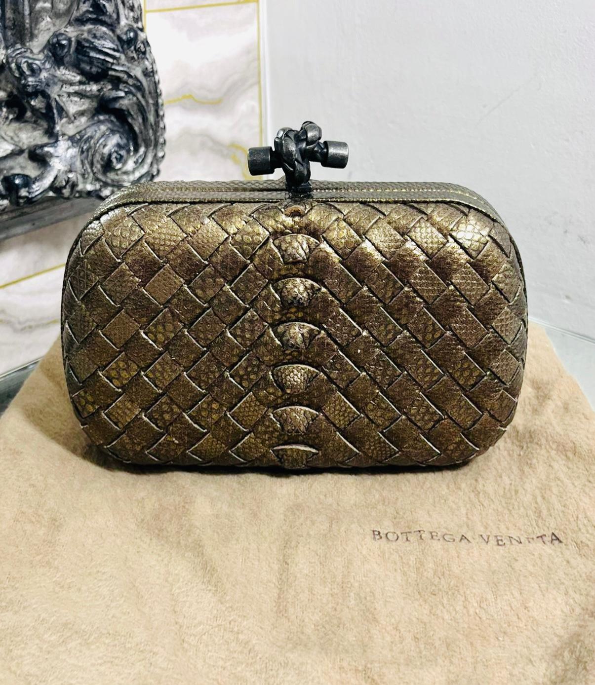 Bottega Veneta Snakeskin Top Knot Clutch Bag

Structured, bronze gold bag designed with the brand's signature Intrecciato weave crafted from snakeskin leather.

Featuring black palladium knot twisted closure.

Size – Height 10cm, Width 16cm, Depth