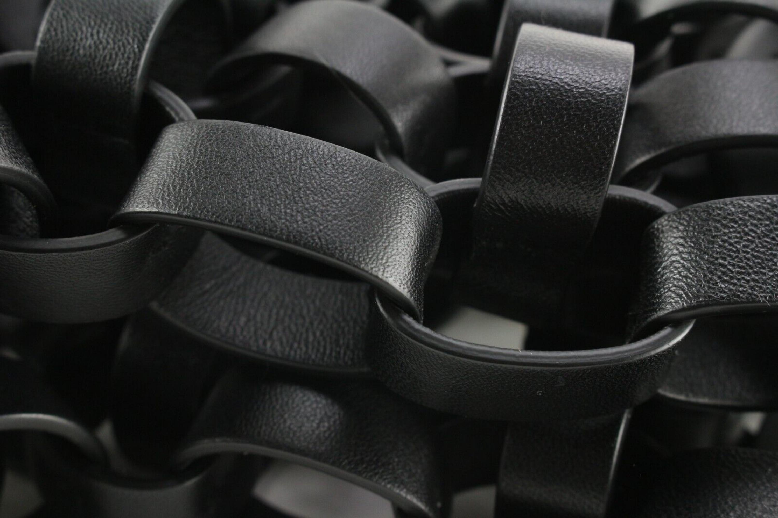 Gewebte Laufsteg-Tasche aus schwarzem Leder von Bottega Veneta, ausverkauft 1BV0130 (Schwarz) im Angebot