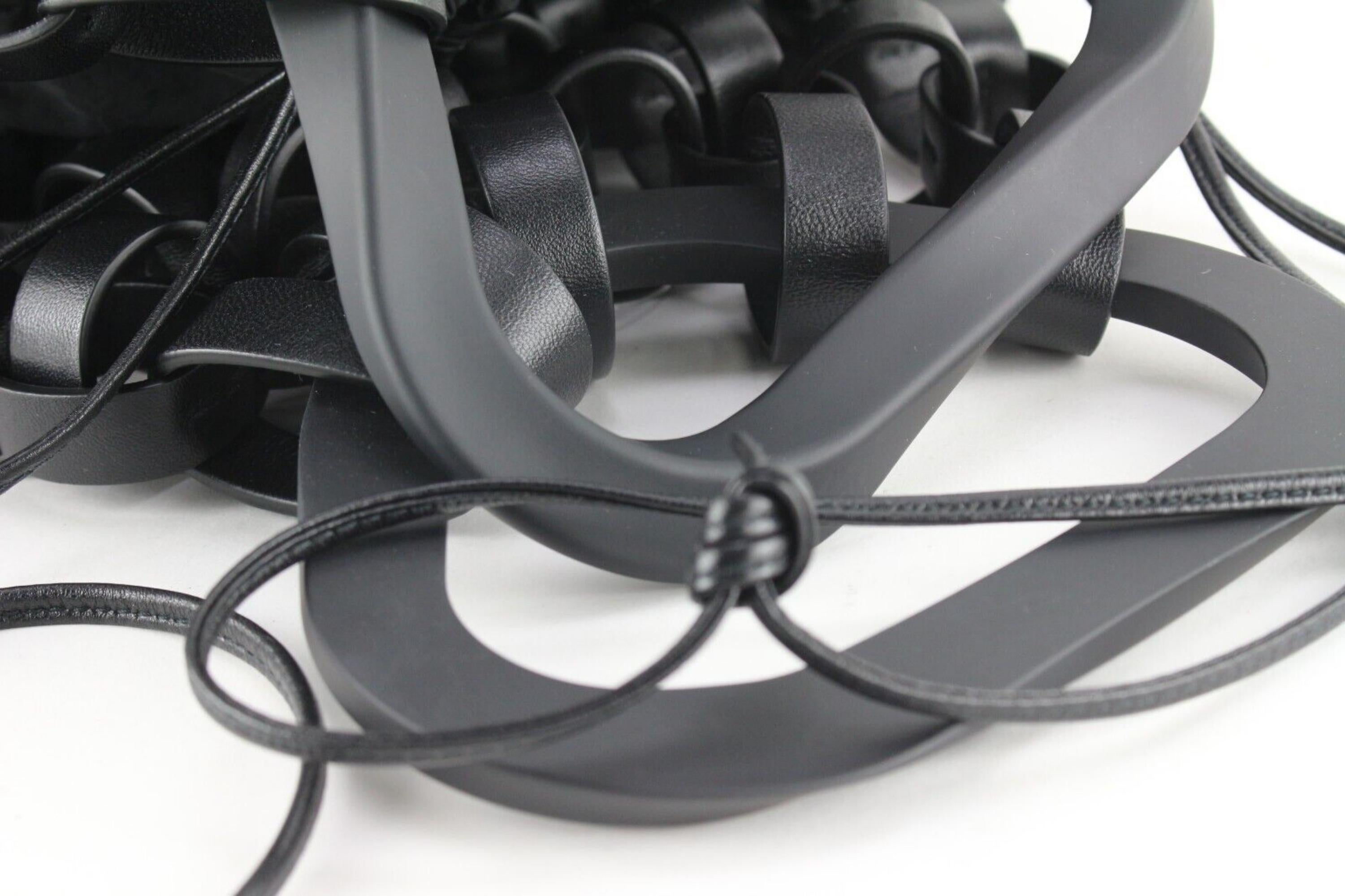 Gewebte Laufsteg-Tasche aus schwarzem Leder von Bottega Veneta, ausverkauft 1BV0130 Damen im Angebot