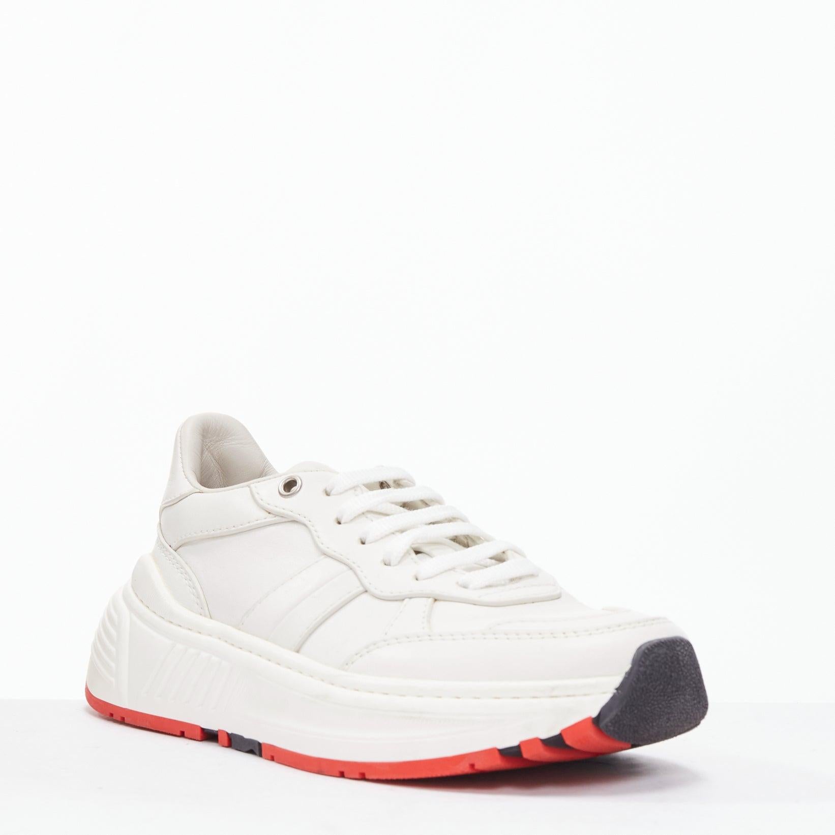 BOTTEGA VENETA Speedster Baskets dad en cuir blanc à semelle rouge EU37
Référence : LNKO/A02371
Marque : Bottega Veneta
Designer : Daniel Lee
Modèle : Speedster
MATERIAL : Cuir
Couleur : Whiting, Rouge
Motif : Solide
Fermeture : Up&Up
Doublure :