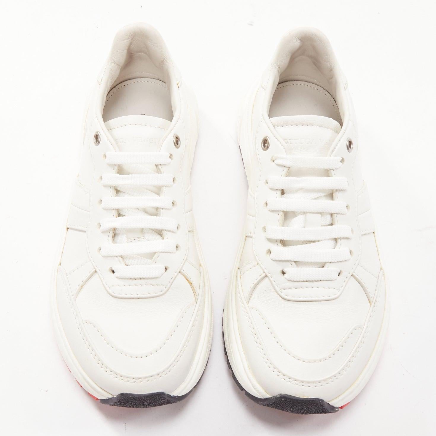 Gris BOTTEGA VENETA Speedster Baskets dad en cuir blanc à semelle rouge EU37 en vente
