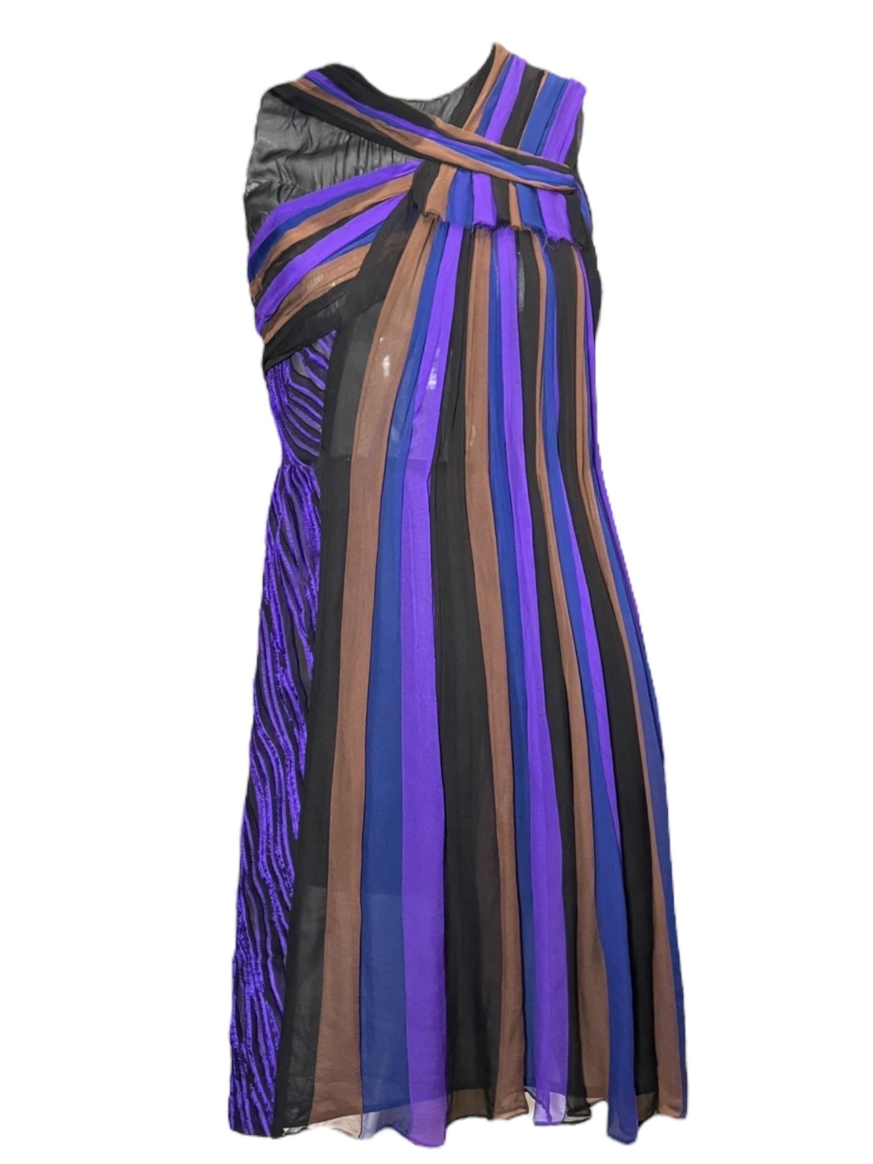 Dieses archivierte Minikleid von Tomas Maiers gefeiertem Frühjahrs-Laufsteg 2012 für Bottega Veneta ist ein Beispiel für die stille Meisterschaft des Hauses in Sachen Konstruktion und Textur. Die asymmetrische Silhouette ist aus abwechselnden Bahnen