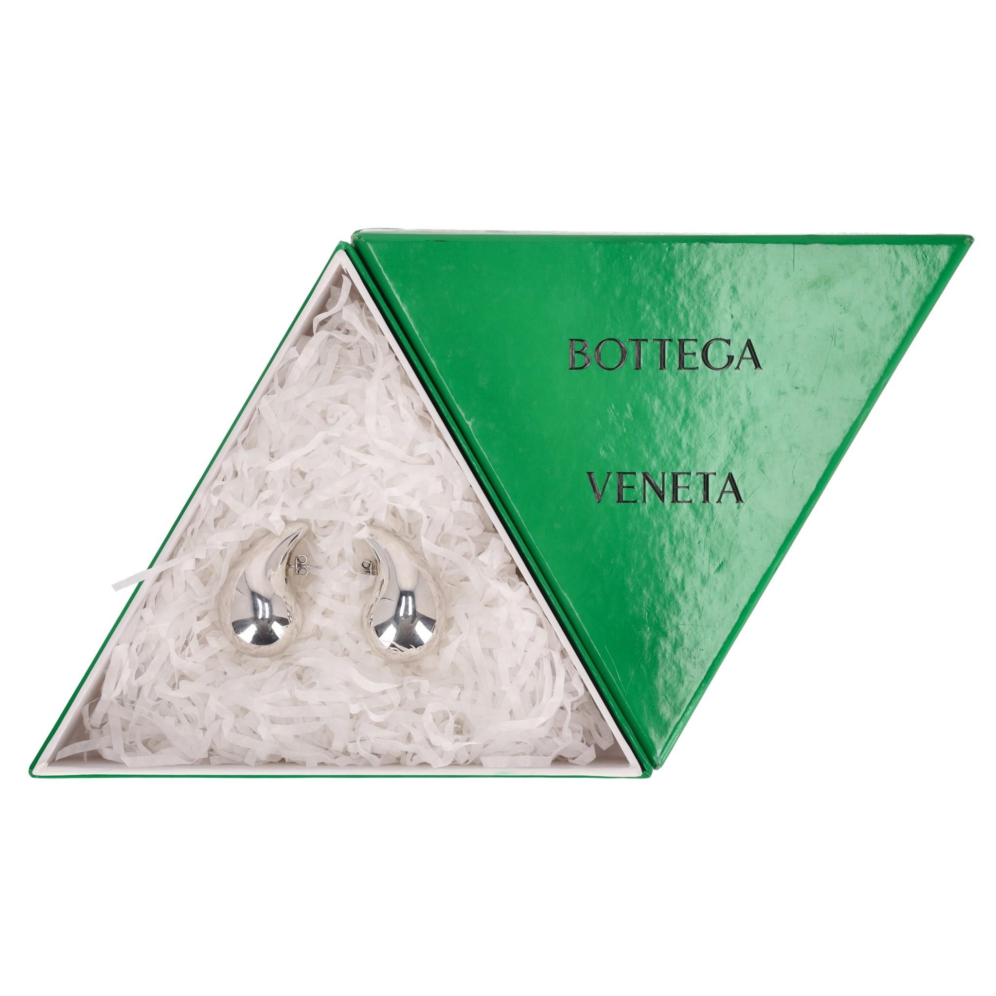 Most Wanted - Bottega Veneta Sterling Silber Tropfenohrringe

Ohrringe in der charakteristischen Tropfenform aus ultraleichtem Sterlingsilber.

Detailreich mit Schmetterlingsverschluss. 

Größe - Großes Paar - Länge 5cm

Zustand - Gut (Leichte