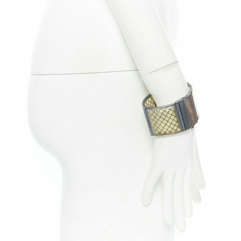 BOTTEGA VENETA - Bracelet manchette en plexi intrecciato jaune pâle en argent sterling
Référence : TGAS/A03441
Marque : Bottega Veneta
Designer : Tomas Maier
Matériau : Argent
Couleur : argent, transparent
Motif : Géométrique
Fermeture :