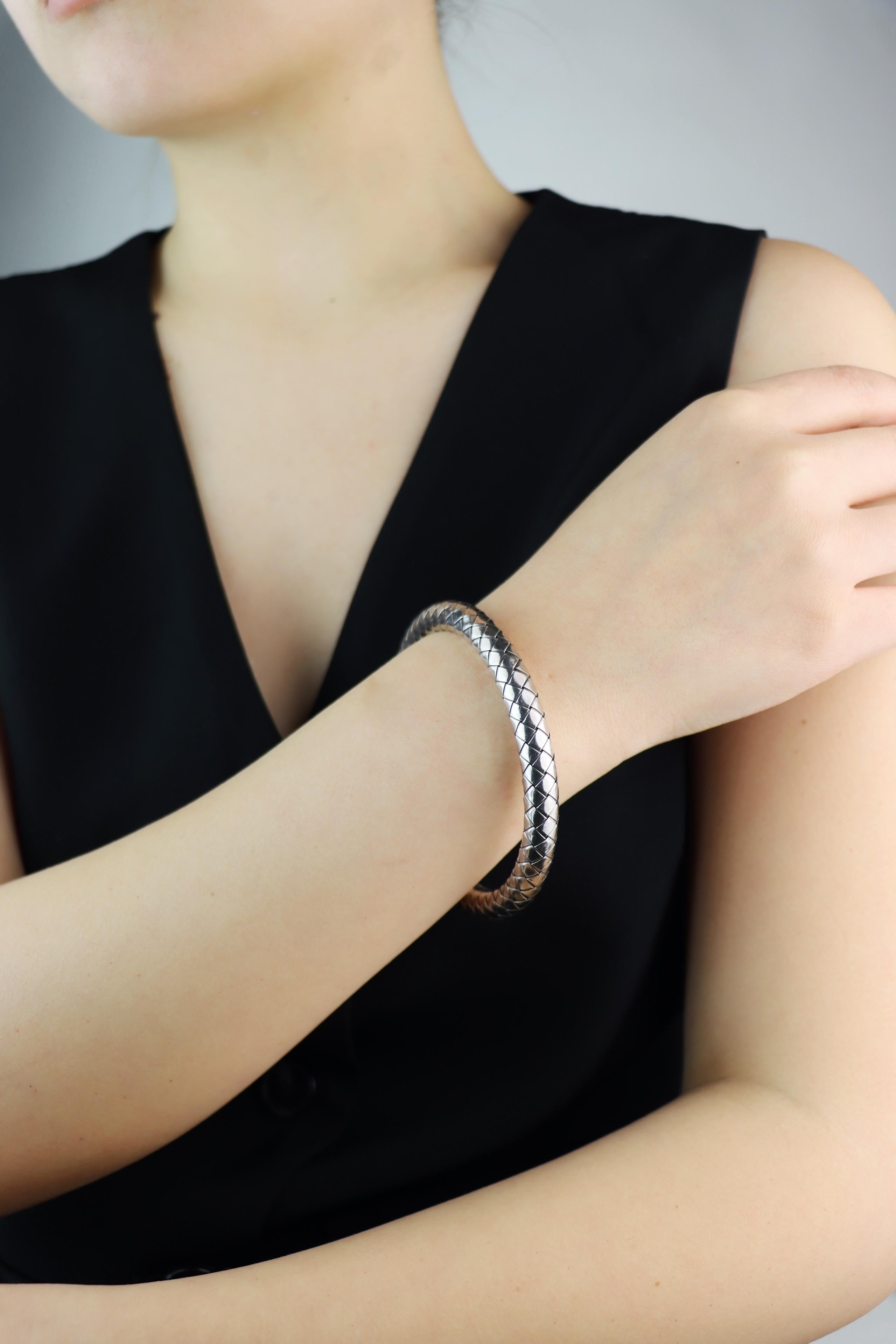 Pulsera brazalete en tejido de plata de ley Bottega Veneta

Marcado:
Bottega Veneta
925
Fabricado en Italia

Dimensiones aproximadas:
20,25 cm (circunferencia) 
1 cm (Anchura)
41,1 gramos de peso.