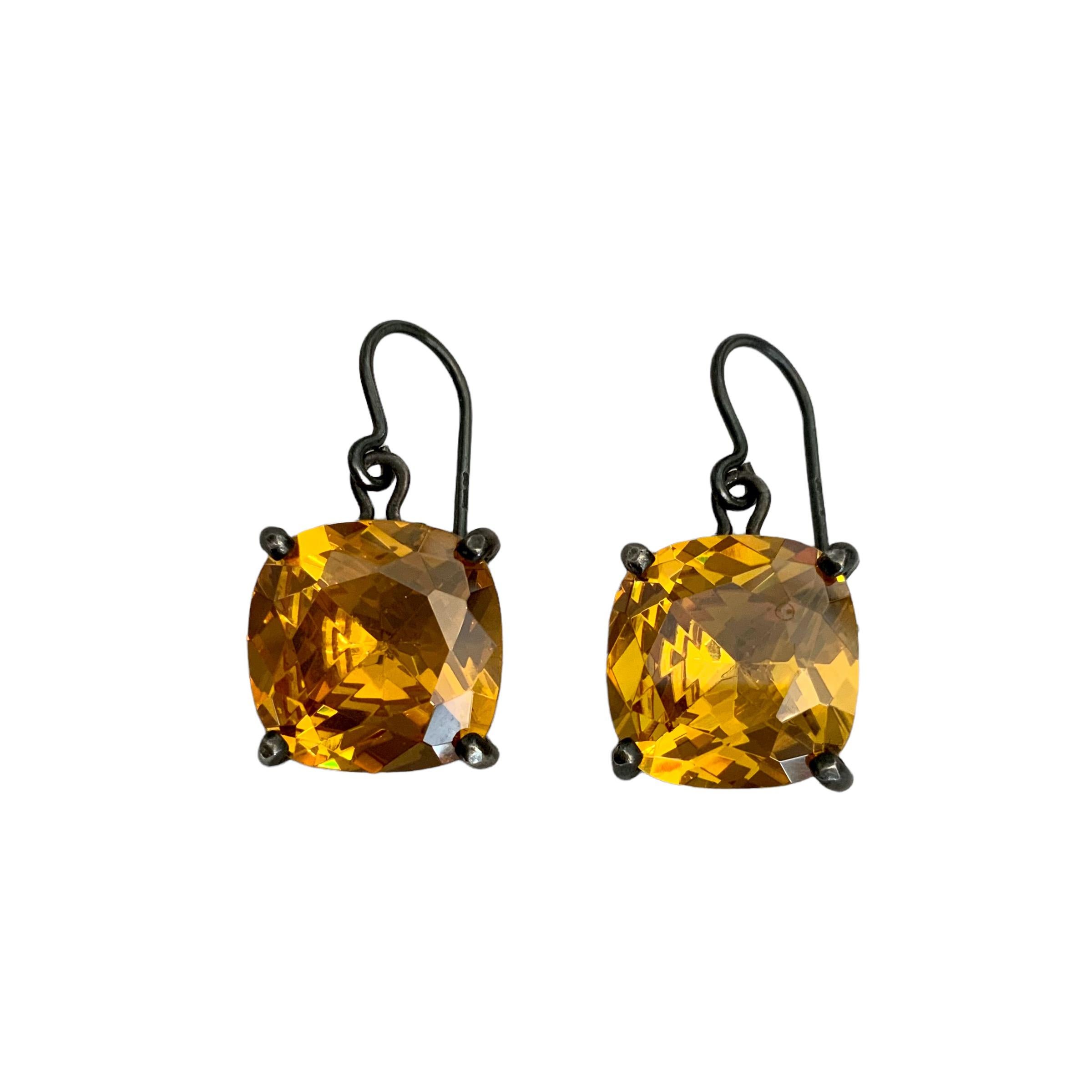 This pre-owned but new pair of earrings from Bottega Veneta is an attractive piece of costume jewellery for this summer.
Realized in a black matte finish sterling silver with a cubic shape zirconia in a warm yellow color 

Year: 2012
Metal: 925