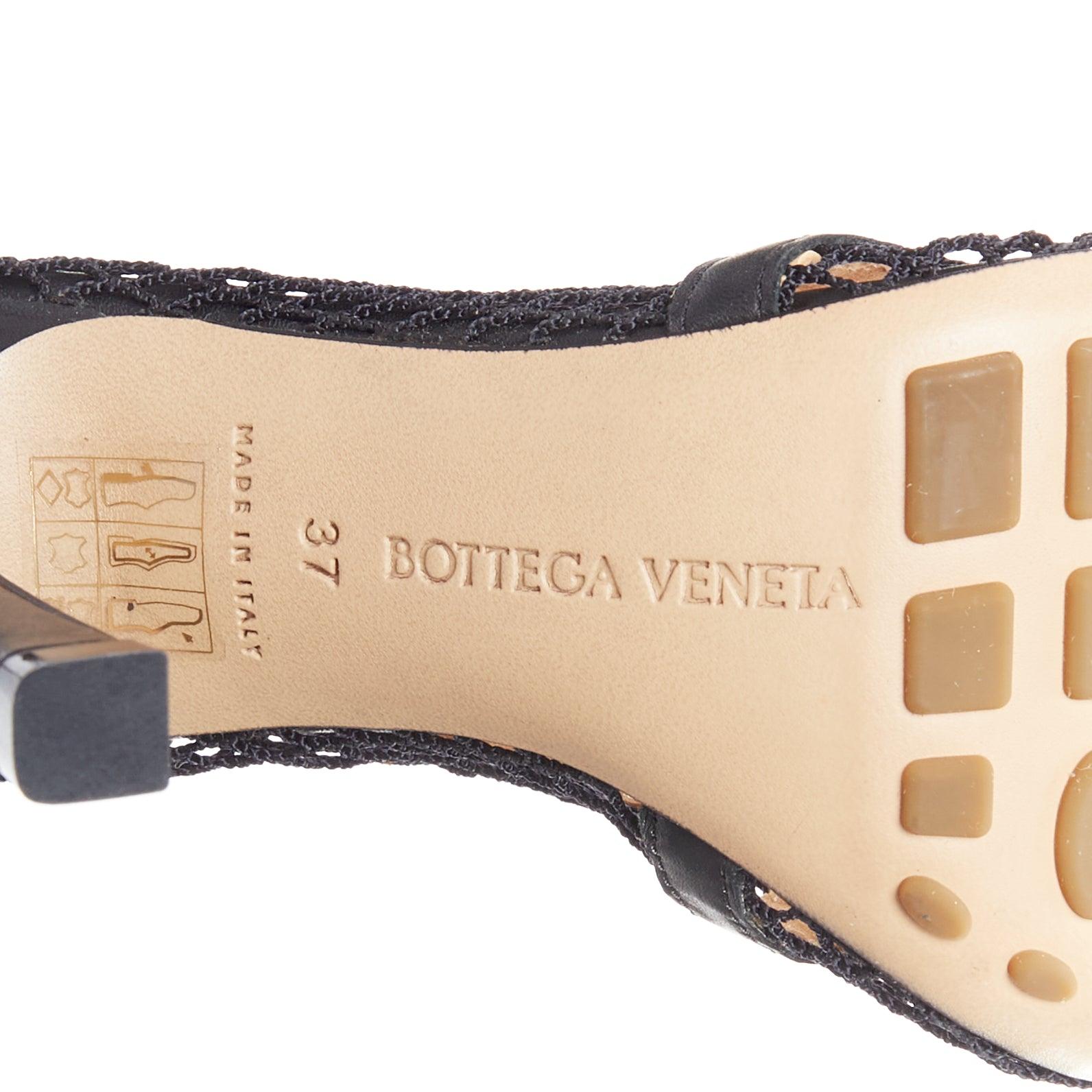 Bottega Veneta Tacchi a rocchetto con catena d'oro in rete di pelle nera elasticizzata EU37 in vendita 5