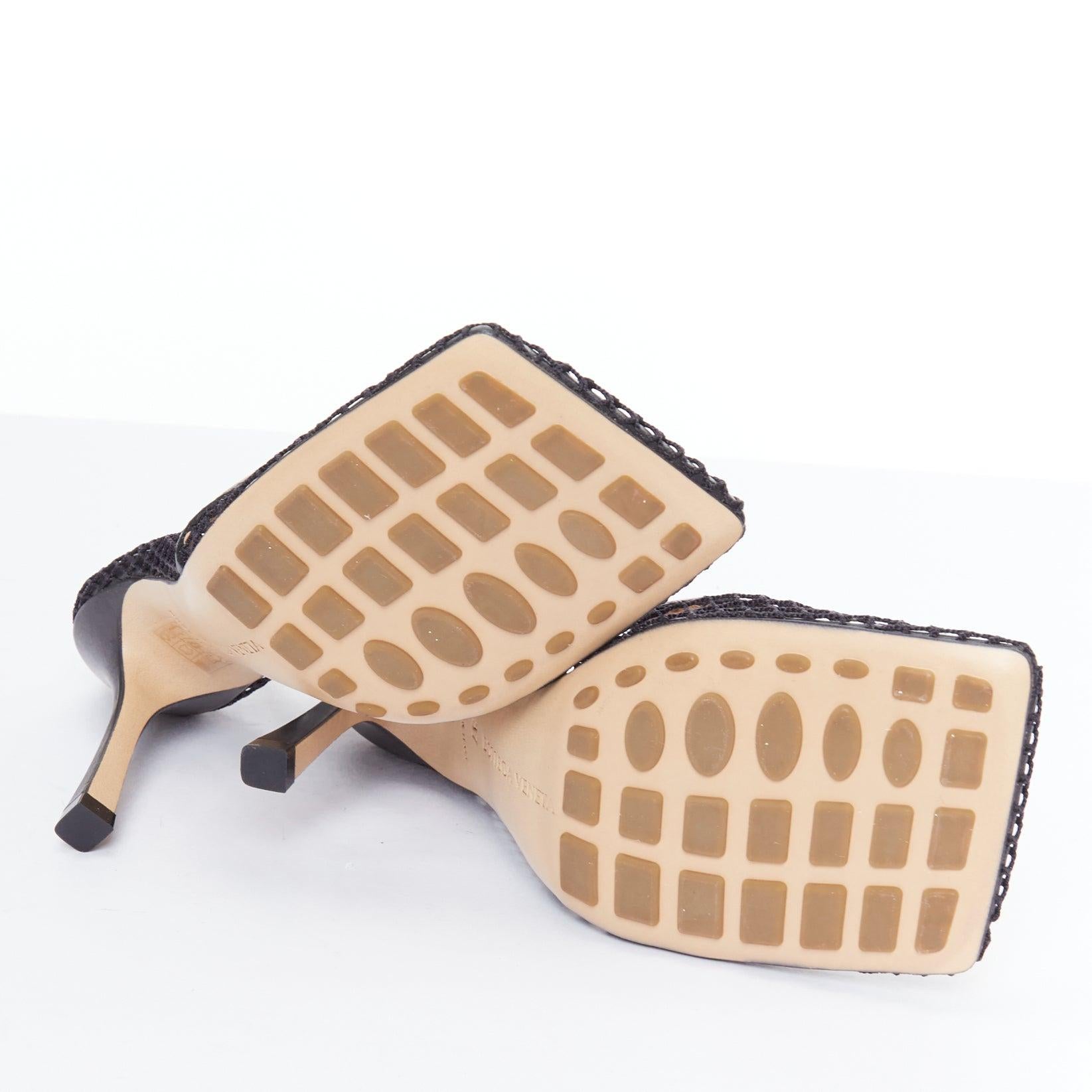 Bottega Veneta Tacchi a rocchetto con catena d'oro in rete di pelle nera elasticizzata EU37 in vendita 6