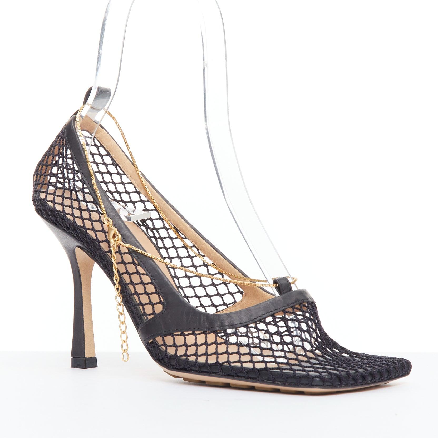 Bottega Veneta Tacchi a rocchetto con catena d'oro in rete di pelle nera elasticizzata EU37
Riferimento: LNKO/A02464
Marchio: Bottega Veneta
Designer: Daniel Lee
Modello: Stretch
Visto su: Kylie Jenner
Materiale: Pelle, rete
Colore: Nero,