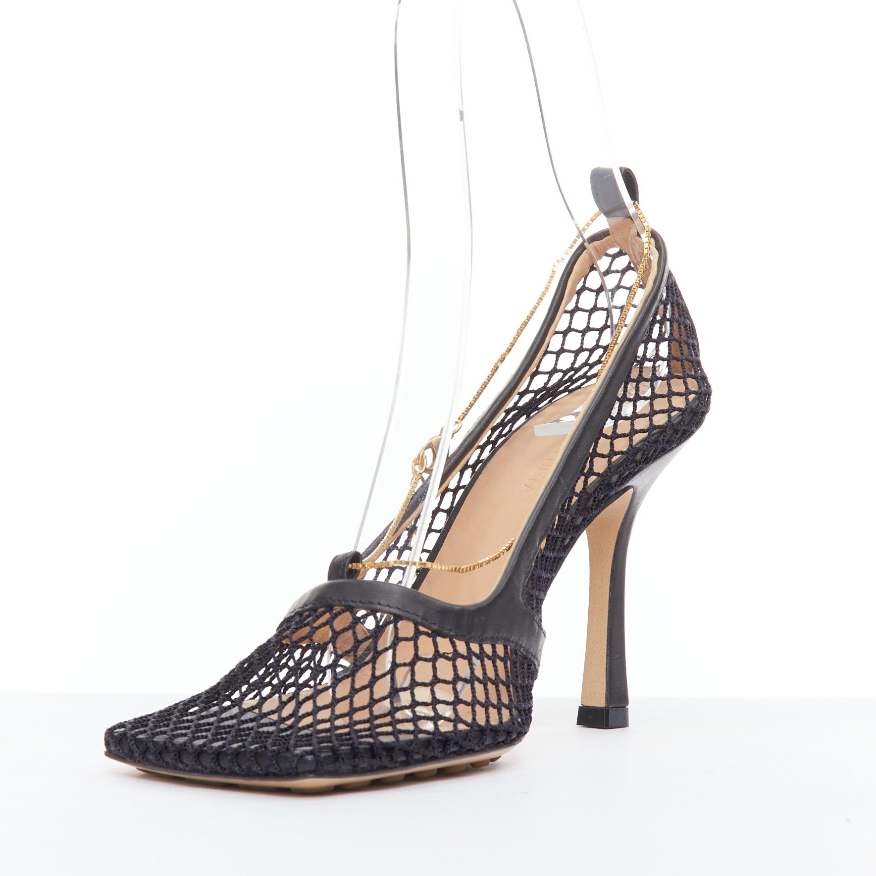 Bottega Veneta Tacchi a rocchetto con catena d'oro in rete di pelle nera elasticizzata EU37 In condizioni buone in vendita a Hong Kong, NT