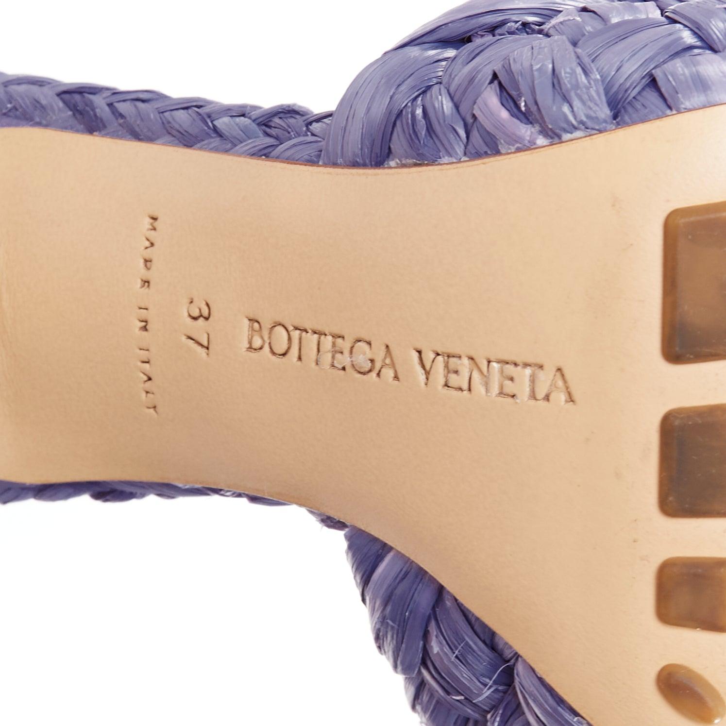 BOTTEGA VENETA Sandales mules à talon en raphia tressé violet stretch EU37 en vente 5