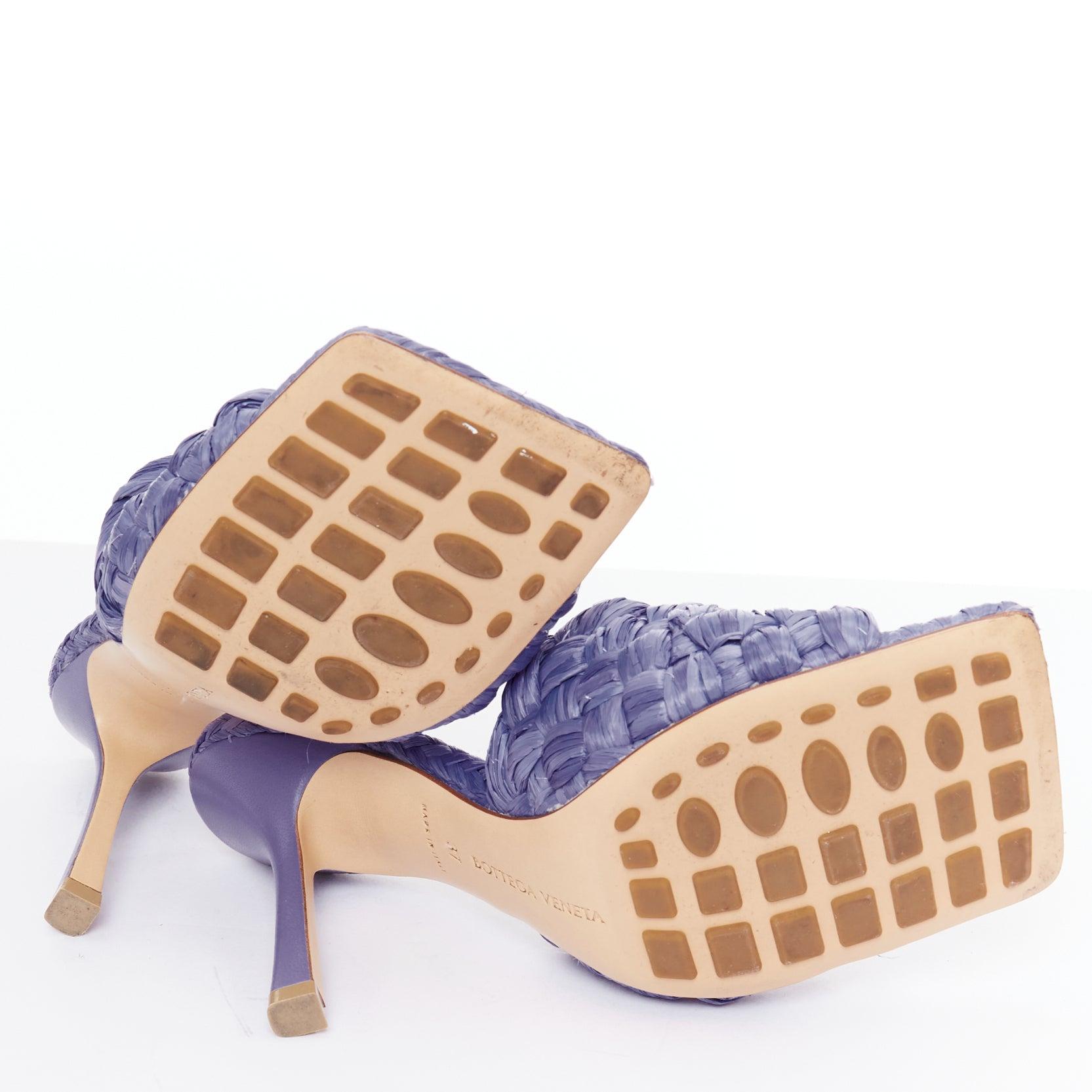 BOTTEGA VENETA Sandales mules à talon en raphia tressé violet stretch EU37 en vente 6