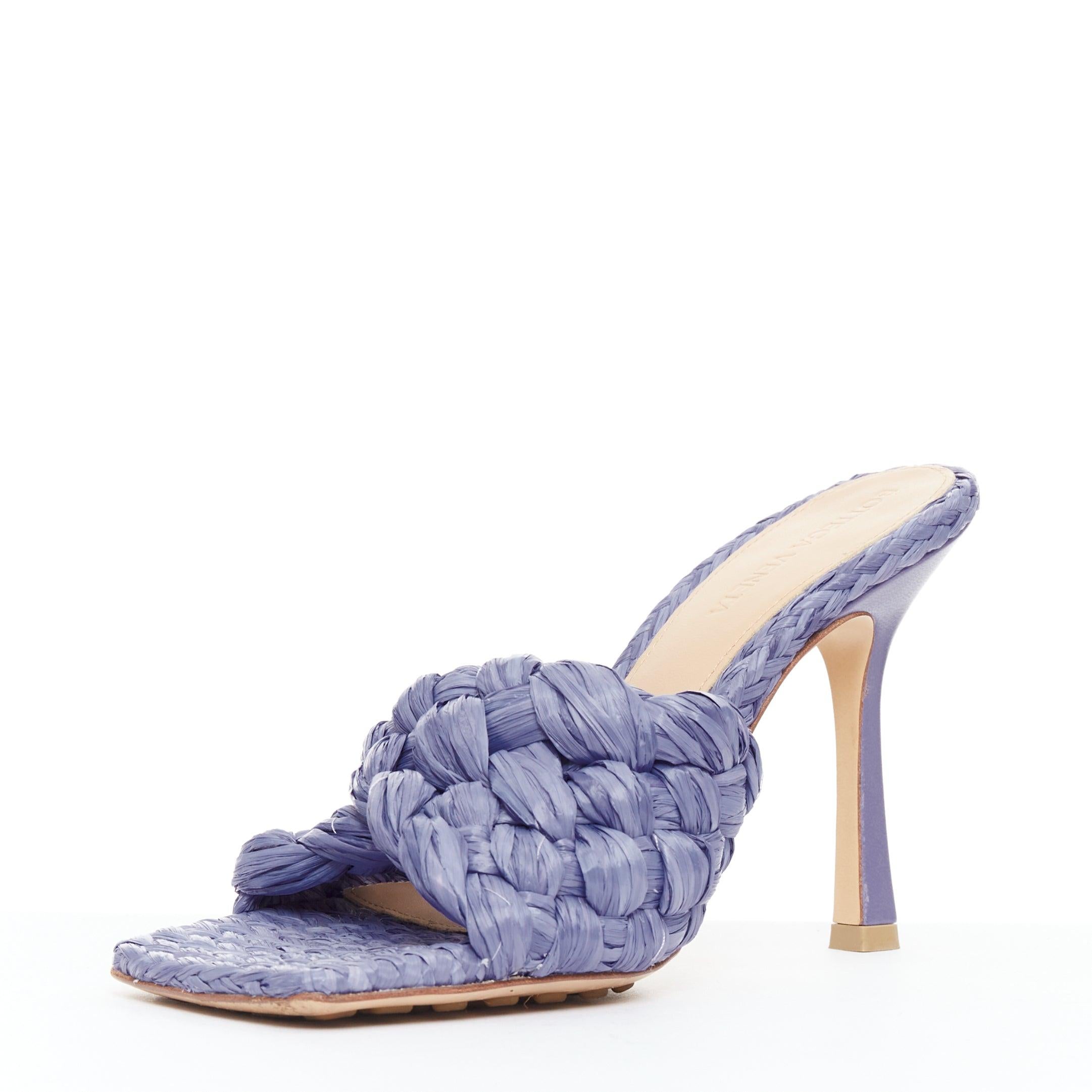BOTTEGA VENETA Sandales mules à talon en raphia tressé violet stretch EU37 Bon état - En vente à Hong Kong, NT