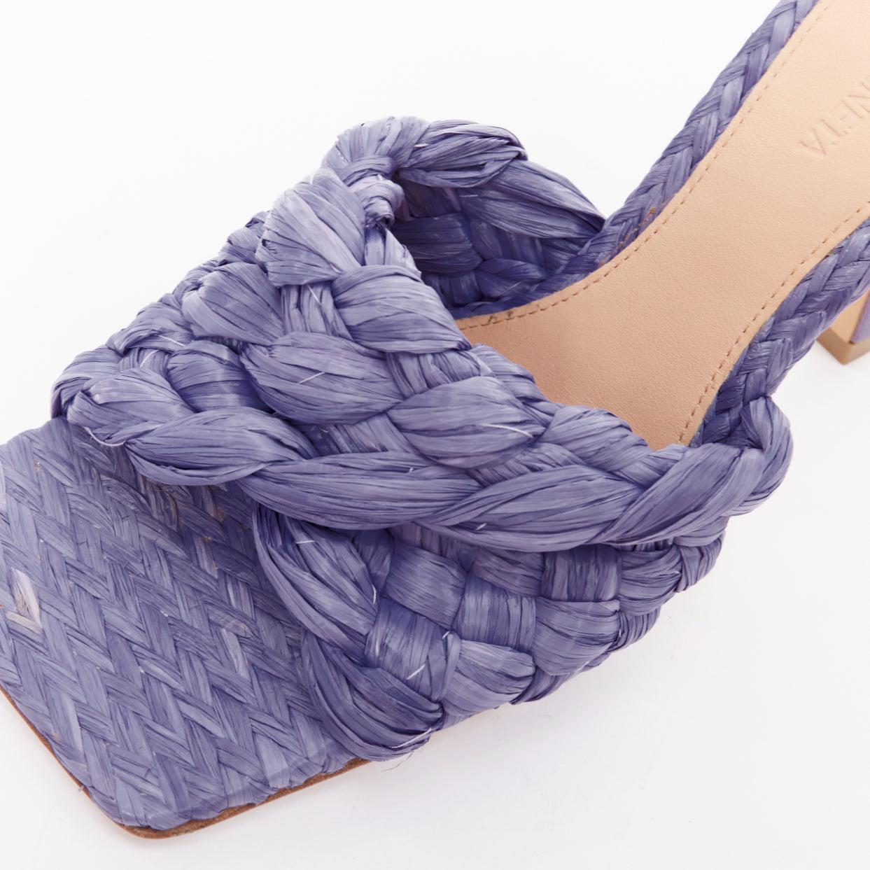 BOTTEGA VENETA Sandales mules à talon en raphia tressé violet stretch EU37 en vente 2