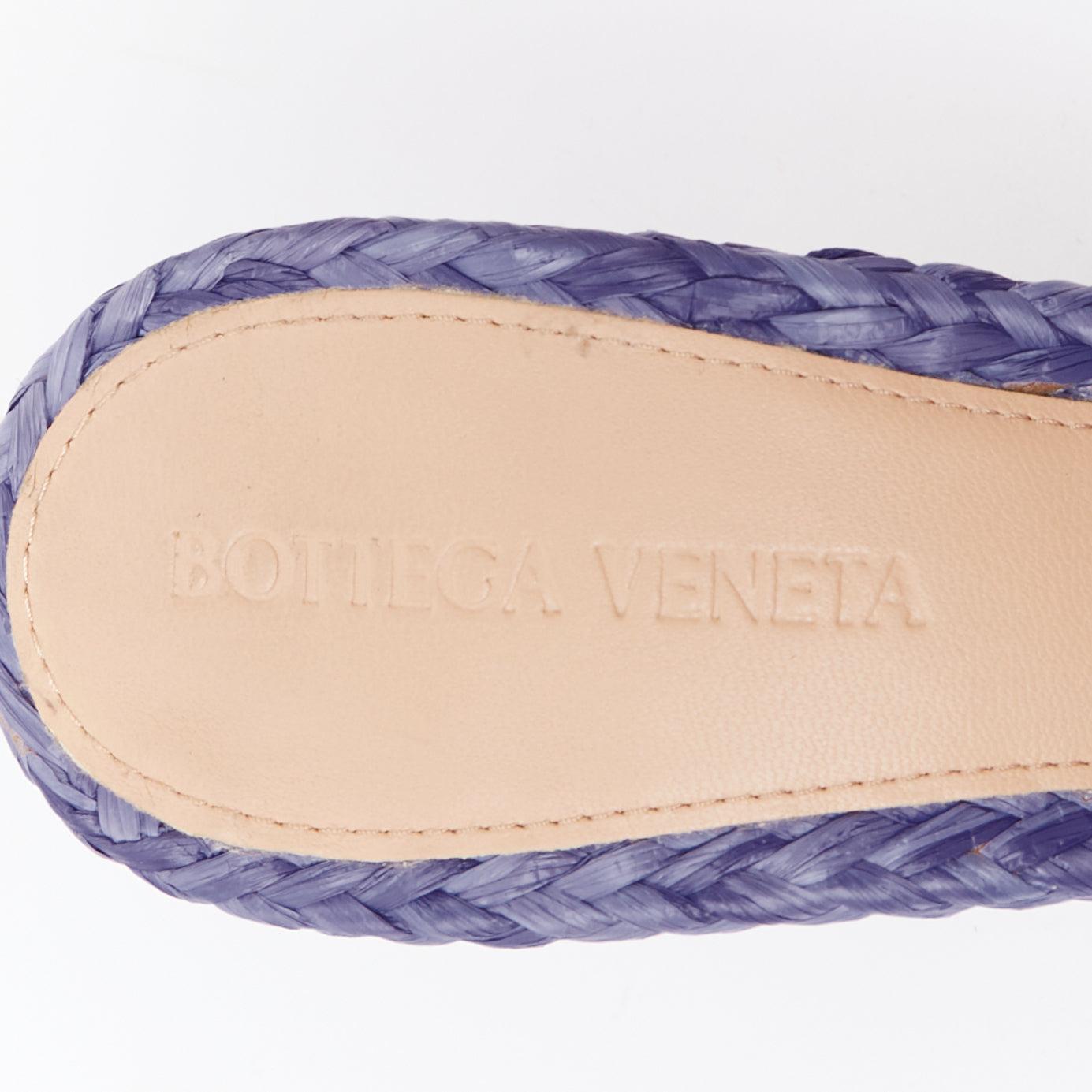 BOTTEGA VENETA Sandales mules à talon en raphia tressé violet stretch EU37 en vente 4