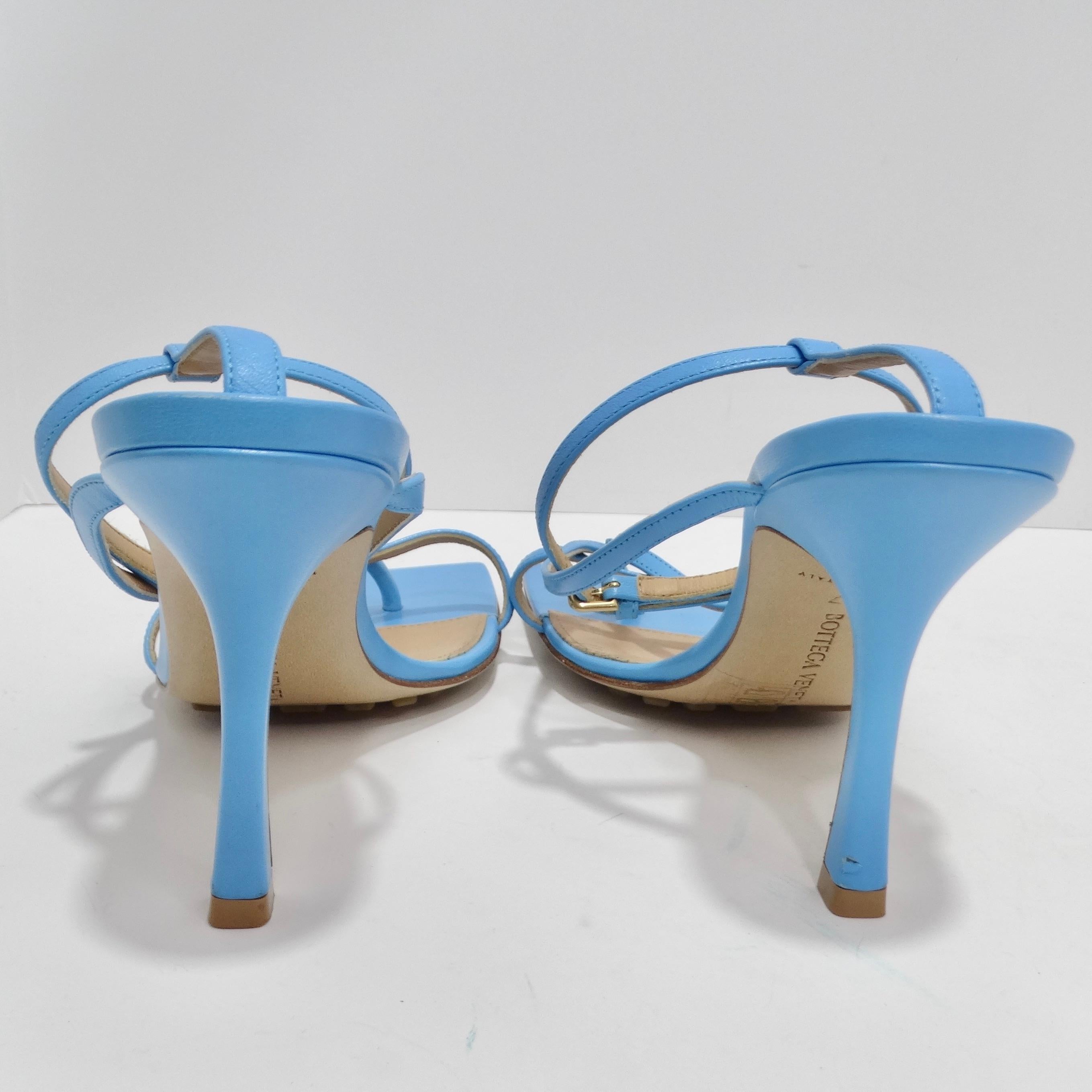 Bottega Veneta Sandales en cuir stretch à bout carré Bleu en vente 1