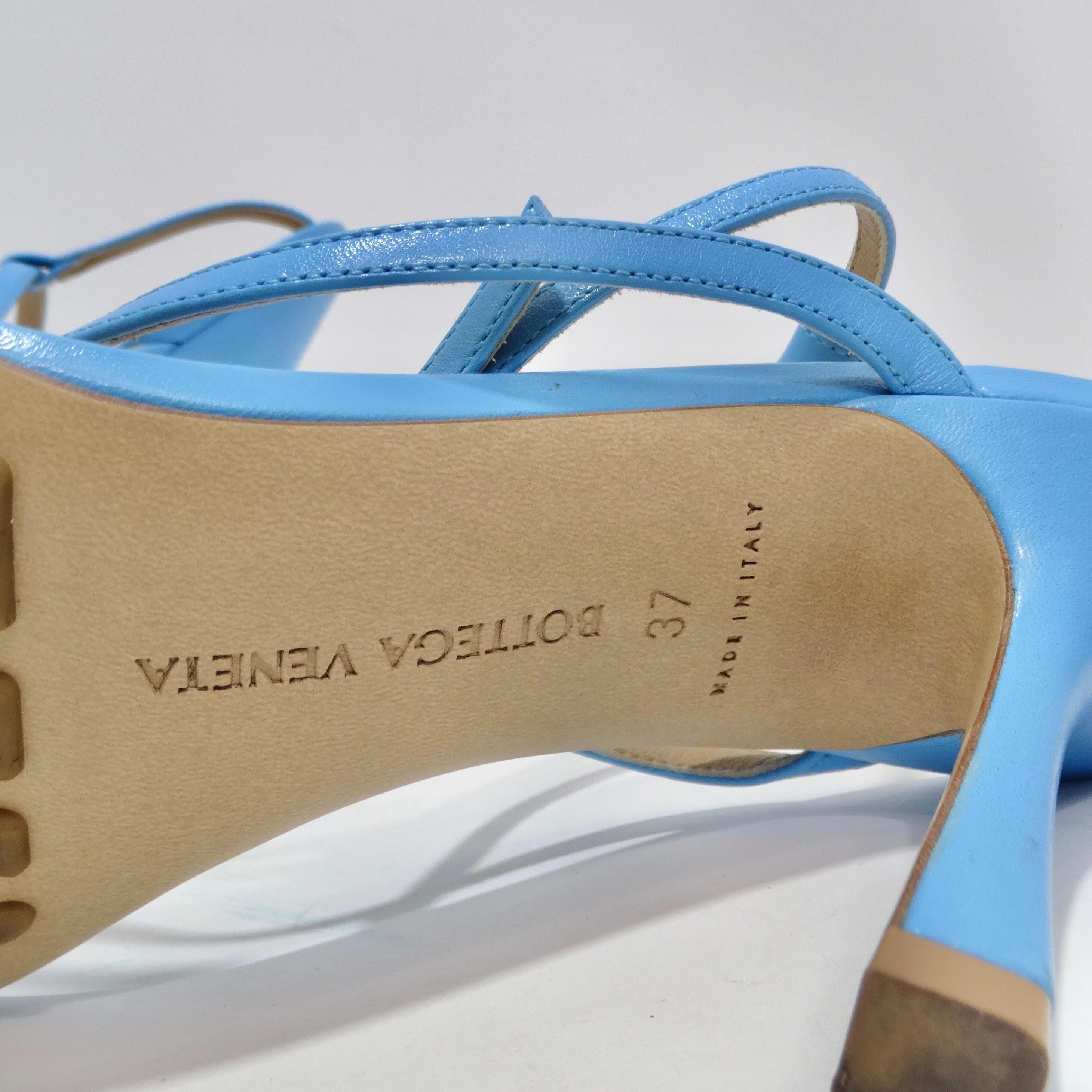 Bottega Veneta Sandales en cuir stretch à bout carré Bleu en vente 3