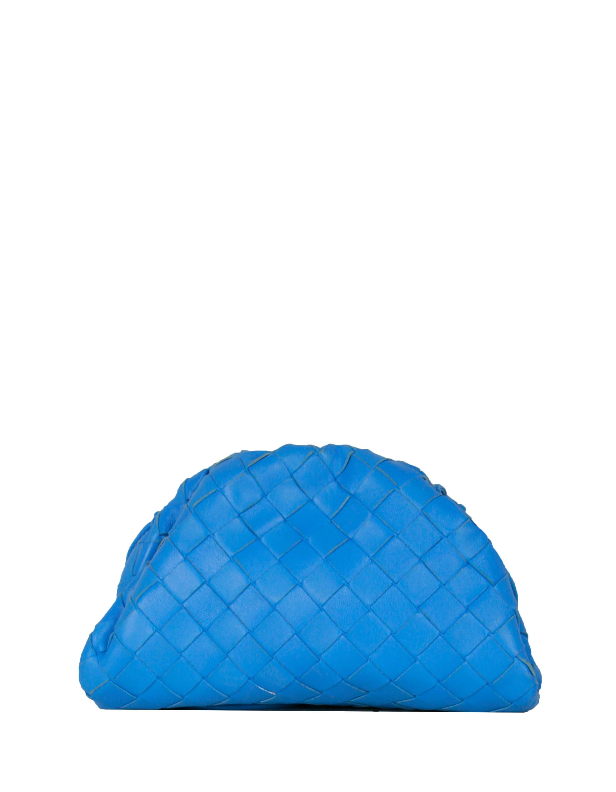 Blaue Intrecciato-Leder-Umhängetasche für den Swimming Pool von Bottega Veneta im Zustand „Hervorragend“ in New York, NY