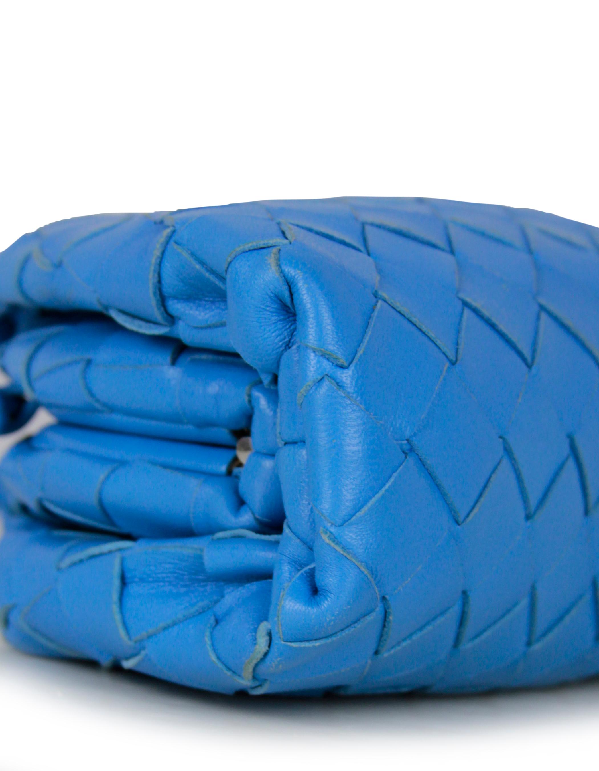 Blaue Intrecciato-Leder-Umhängetasche für den Swimming Pool von Bottega Veneta Damen