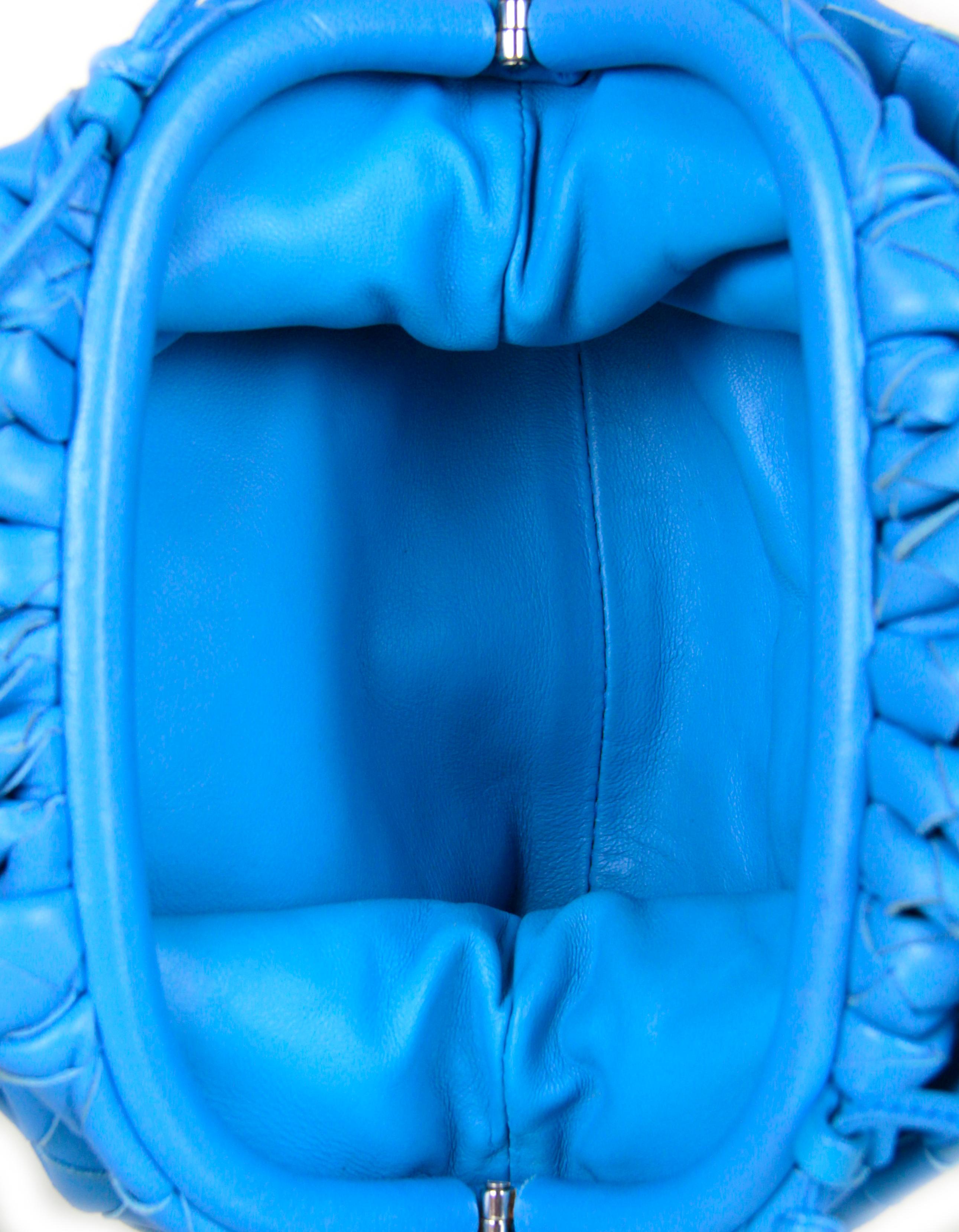 Blaue Intrecciato-Leder-Umhängetasche für den Swimming Pool von Bottega Veneta 2