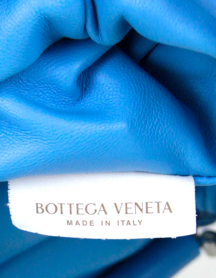Blaue Intrecciato-Leder-Umhängetasche für den Swimming Pool von Bottega Veneta 4
