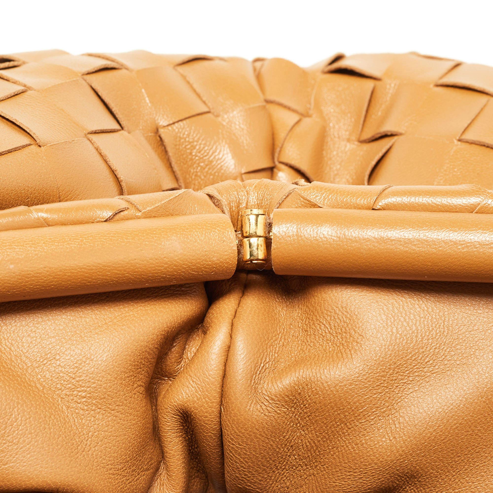 Bottega Veneta Tan Intrecciato Leather Pouch Clutch In Good Condition In Dubai, Al Qouz 2
