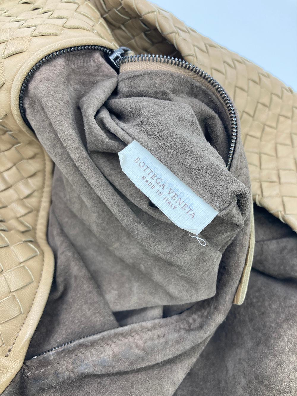 Große Cesta-Tasche aus gewebtem Nappa-Leder von Bottega Veneta in Hellbraun Intrecciato  im Angebot 8
