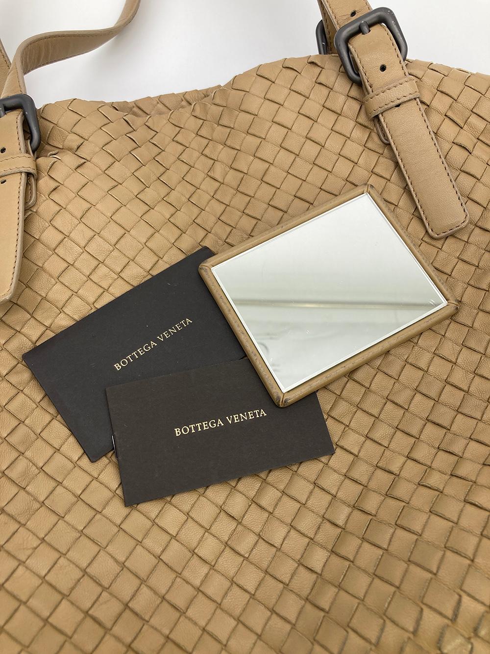 Große Cesta-Tasche aus gewebtem Nappa-Leder von Bottega Veneta in Hellbraun Intrecciato  im Angebot 9