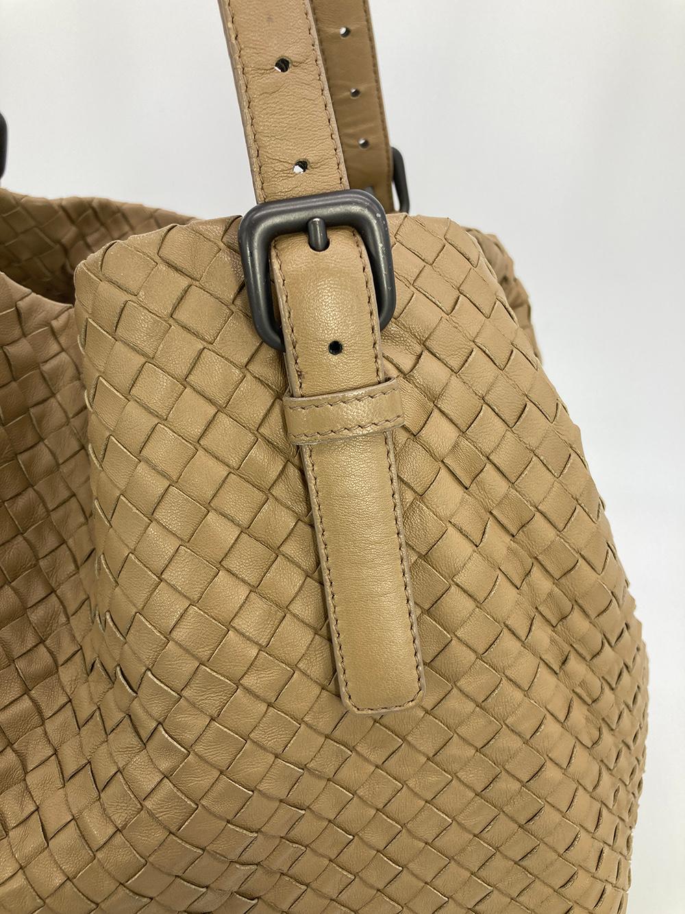 Große Cesta-Tasche aus gewebtem Nappa-Leder von Bottega Veneta in Hellbraun Intrecciato  Damen im Angebot